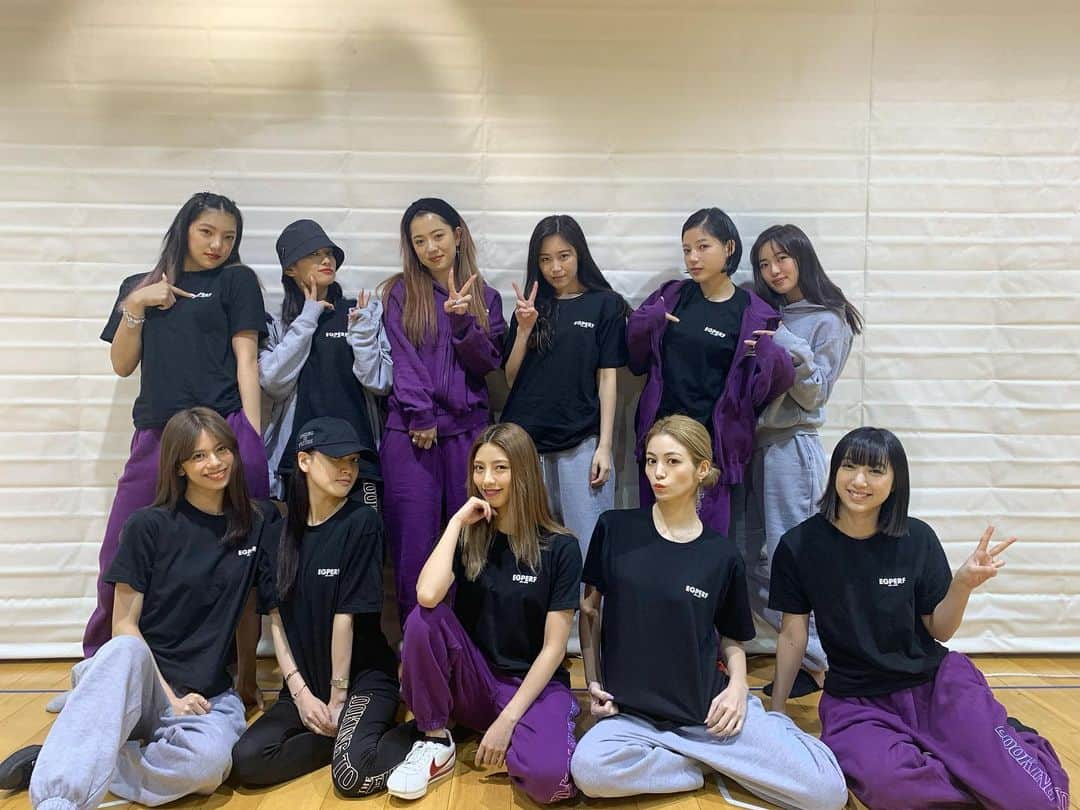 E-girlsさんのインスタグラム写真 - (E-girlsInstagram)「🤟🏻✨﻿ ﻿ 今日のE-girls💖﻿ 静岡公演を無事に終え、﻿ 次の三重公演に向けて﻿ ライブに関する打ち合わせを行いました😊﻿ ﻿ みんなが着ているロゴTシャツは﻿ 今回のツアーグッズにもなっています✨﻿ 夏恋もこだわってプロデュースしたので﻿ 皆さんぜひチェックしてください🤩﻿ みんなもリハーサルで愛用中🖤🤍 ﻿ #E_girls﻿ #LDH﻿ #PERFECTLIVE﻿ #ツアーグッズ﻿ #EGPERF﻿ #今日のE_girls﻿」2月4日 18時57分 - e_girls_official_