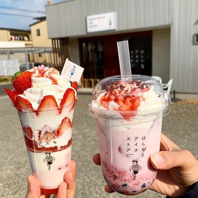 のインスタグラム：「.⠀ 【#uwasa_岐阜】⠀ ミニトマトとイチゴ農家の「はしもと農園」がはじめた、かき氷とパフェの専門店『はしもとアイスストア』をご紹介💁🌟⠀ あかねトマトや苺が有名な「はしもと農園」が本気で作るかき氷やパフェは美味しすぎると話題🍅🍓⠀ 農家ならではの新鮮で甘～い果物たっぷりのスイーツを楽しんでください😍💕⠀ ＊⠀ はしもとアイスストア👉(@hashimoto_ice_store)⠀ ＊⠀ ↓素敵なアカウントはこちら⠀ [photo by:@anna_heidi_clara]⠀ ＊⠀ <<✏️=========================>>⠀ グルメに関する素敵なお写真を⠀ 厳選してご紹介しています📷🌈⠀ 【 @uwasa_gourmet 】 or 【 #uwasa 】⠀ をタグ付けであなたの投稿が⠀ Instagramや記事で紹介されちゃうかも👀🎉⠀ 皆さんの素敵なご投稿お待ちしています🌸⠀ <<=========================🔎>>⠀ ＊⠀ #岐阜 #岐阜カフェ #岐阜グルメ #カフェ #cafe #カフェ部 #カフェ巡り #かき氷 #パフェ #parfait #いちご #苺 #ストロベリー #strawberry #美味しい #yummy #パフェ部 #パフェ巡り #トマト #tomato #農家 #フルーツ #fruit #果物 #アイス #ice #スイーツ #sweets」