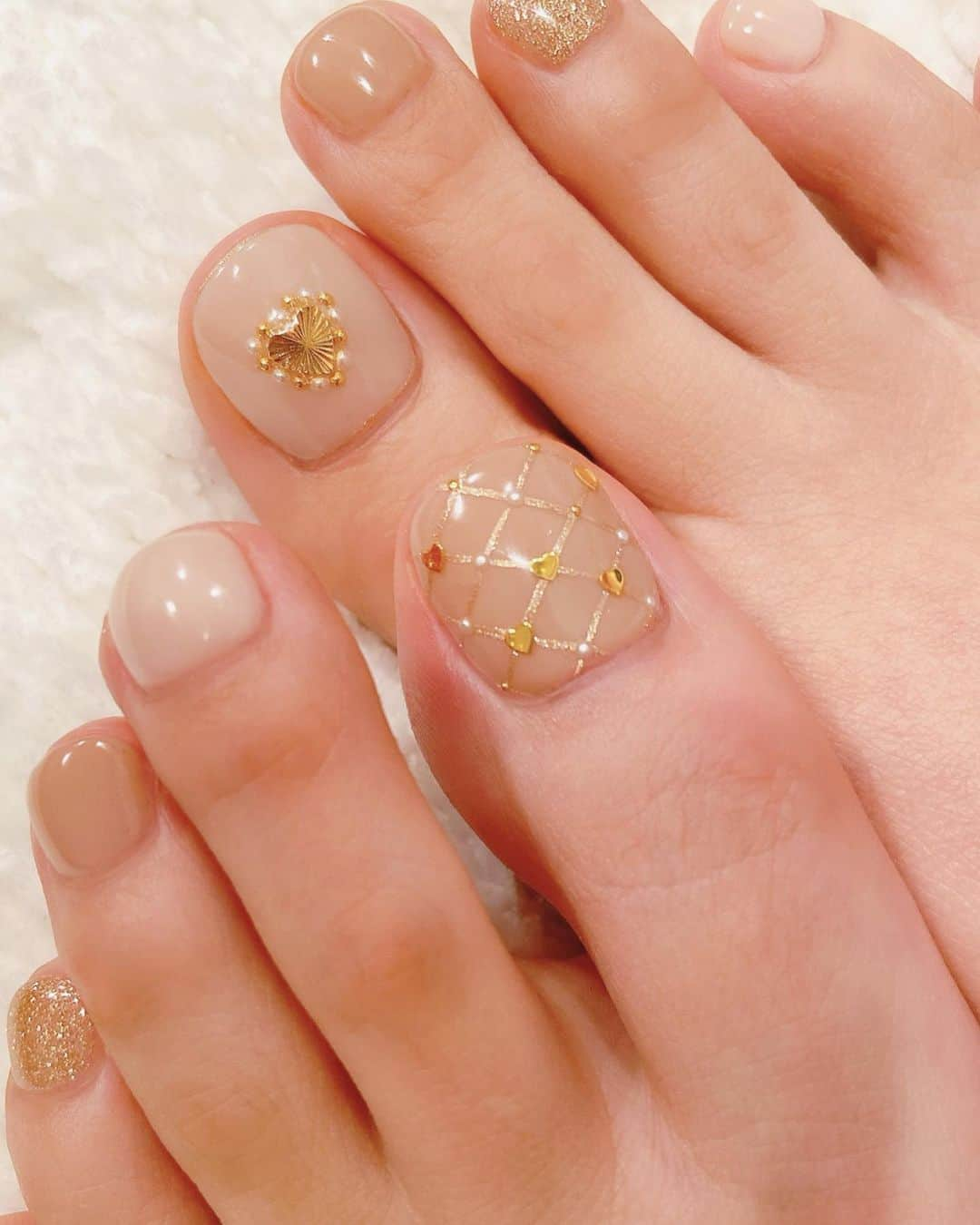 カナさんのインスタグラム写真 - (カナInstagram)「Valentine nails🥂🤍 ． ネイルが可愛いとウキウキするよね🏹👼🏻 ． バレンタインぽく ラブリーなデザインにしたかったから 色はやり過ぎぬようskin color ✖︎ goldにしました🤲🏻 ． 右手はかすみさんとお揃いで ベースは手がキレイに見える チュルっとした透明感のあるヌーディーピンクに とてもキメの細かいラメが入っているよ ゴールドミラーの囲みのぼかしがとても綺麗。。💭 @ksm23_nail_jg ． 左手はずっとやりたかった お花やハートをいっぱい🌼💕 ． 🏠　@juicy_gold.ebisu ． ． #Valentine #valentinenails #juicygold #ebisu #cyberjapan」2月4日 19時01分 - _kana627_