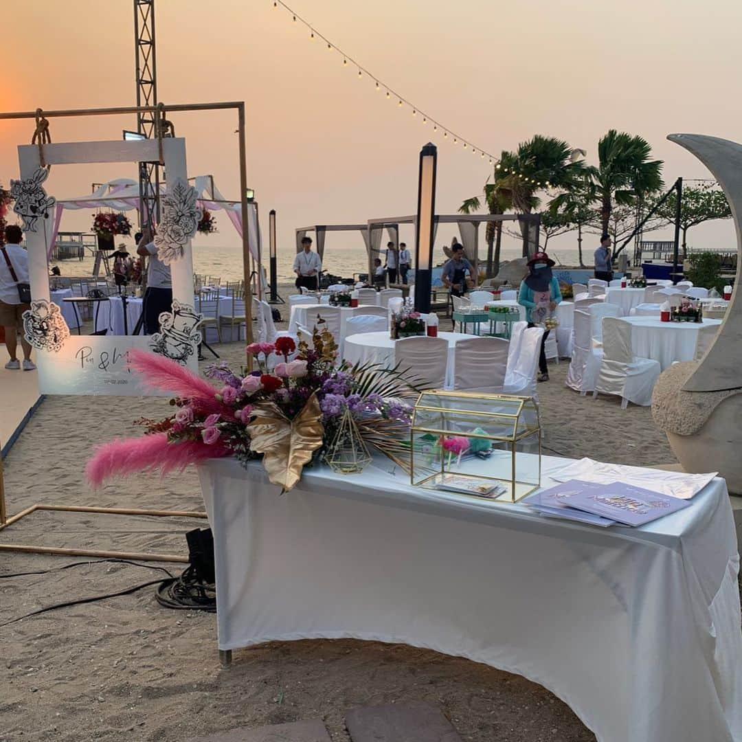 芽華ららさんのインスタグラム写真 - (芽華ららInstagram)「❤️💜💙💚💛🧡﻿ ﻿ ﻿ It became an forgettable memory and experience.﻿ That’s amazing!!﻿ There are some photogenic decorations ﻿ on the beach.﻿ I took a lot of photos 😆﻿ It’s “kawaii”💓﻿ ﻿ さすがインスタ大国のタイ🇹🇭🐘﻿ 会場装飾のレベルが凄すぎた😍✨✨✨﻿ ビーチでのウェディング🏖👰🤵💕﻿ 海外映画みたいだったよ🥺💓✨﻿ 屋外でこんなに盛大に、雨絶対降らないって自信がなきゃ出来ないよね🤣﻿ ﻿  #wedding#weddinparty#thailand#beach#sunset#instagramable#photogenic#kawaii #インスタ大国#タイ#ウェディング#ビーチウェディング#フォトジェニック#インスタ映え#rarastagram#❤️」2月4日 19時01分 - rara.world