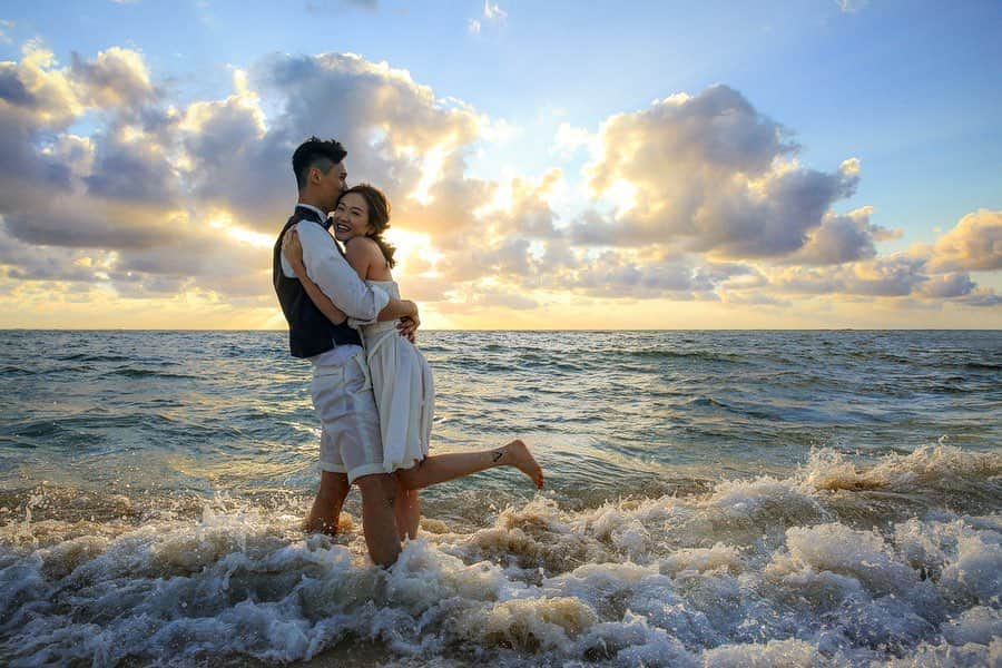 Decollte Wedding Photographyのインスタグラム：「【Okinawa】﻿ ﻿ Photographer @yutayamauchi_studiosuns ﻿ @studiosuns_okinawa  @decollte_weddingphoto﻿ @decollte_weddingstyle﻿ ﻿ ﻿ #japan #Okinawa #beachwedding#Decolltephotography #weddinginspiration #Weddingphotography #prewedding #weddingphoto #overseasprewedding #japaneseprewedding #landscapephotography #romantic #love #happiness #日本 #沖縄 #海外婚紗 #婚紗 #唯美 #신부 #웨딩 #웨딩사진」