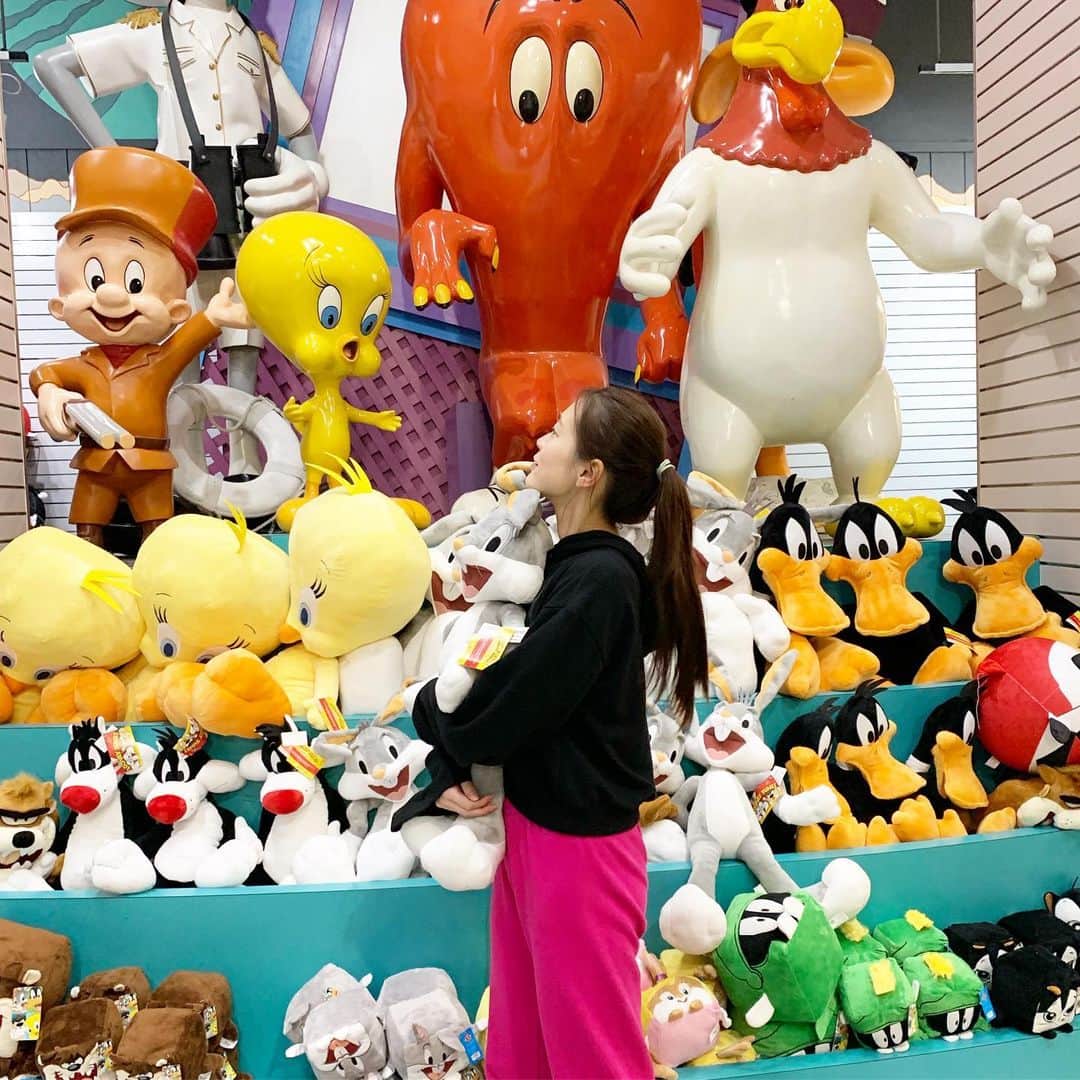 のインスタグラム：「絶叫遊園地🎡 ダンス帰りに行ったら全く時間が足りなかったし、流れのままチケット買ったら年パスだったし、一緒に行ったrisaがthe なamericanなsweets食べてたから私もsmall iceを試したらいろいろすごかったよ😂🍦✨ 帰りはuber待ってる間にダンスの復習してたらまさかのuberを逃したのもまた思い出☺️✨ 山の上だからuberはいつもよりは呼ぶとわりと時間がかかります🙋‍♀️ アトラクションとにかく楽しい😁絶叫好きにはオススメです💪ジェットコースターとかもう終わったかと思ったら2回目始まったりします🤣🤣🤣 #6flags#la#losangeles」