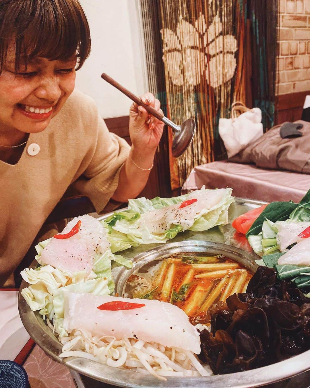 クロさんのインスタグラム写真 - (クロInstagram)「昨日はナミボーと一緒にランチへ行ったことのある、恵比寿の本格ベトナム料理﻿ 「Nha Viet Nam（ニャーベトナム）」←名前可愛すぎ😸﻿ へ、お久しぶりのいとーちゃんとDinnerで行ってきました！！﻿ （ここは二階にお座敷席などもあって子連れにも優しいお店♩オープン時間だけ予約可能で結構並んだりするのでランチも予約しておくと安心☺️🙏🏽）﻿ ﻿ 2002年OPENの老舗ベトナム料理屋さんのこちら🇻🇳✨なんと、ベトナム大使館からベトナム料理店を作って欲しいという要請があってできたお店なんだって😆👏🏽﻿ ﻿ スタッフの人もベトナム人ということや、お店の雰囲気も相まって海外旅行へ来ている気分に✈︎🇻🇳﻿ お料理ももっちろん本格的で超美味しい🍴﻿ ﻿ 青パパイヤのサラダに、珍しいお鍋は魚のお鍋🐟お米の麺を器に盛って、そこにスープや具を足して食べましたぁぁあ😆 酸っぱ辛いが最強💁🏽‍♀️🔥﻿ ﻿ お土産にこの可愛い刺繍ポーチもGetして帰りました😆🙏🏽 （まさに海外旅行ぽくなってきたぞ）﻿ 美味しく楽しい夜に大感謝！！！﻿ ﻿ #ベトナムランチ #ベトナムディナー #子連れランチ #ニャーヴェトナム #ニャーベトナム #恵比寿　#恵比寿西口 #恵比寿ベトナム料理 #恵比寿ランチ #恵比寿ディナー #ベトナム料理 #ヴェトナム料理 #pr @nha_vietnam」2月4日 19時04分 - kuro_risa