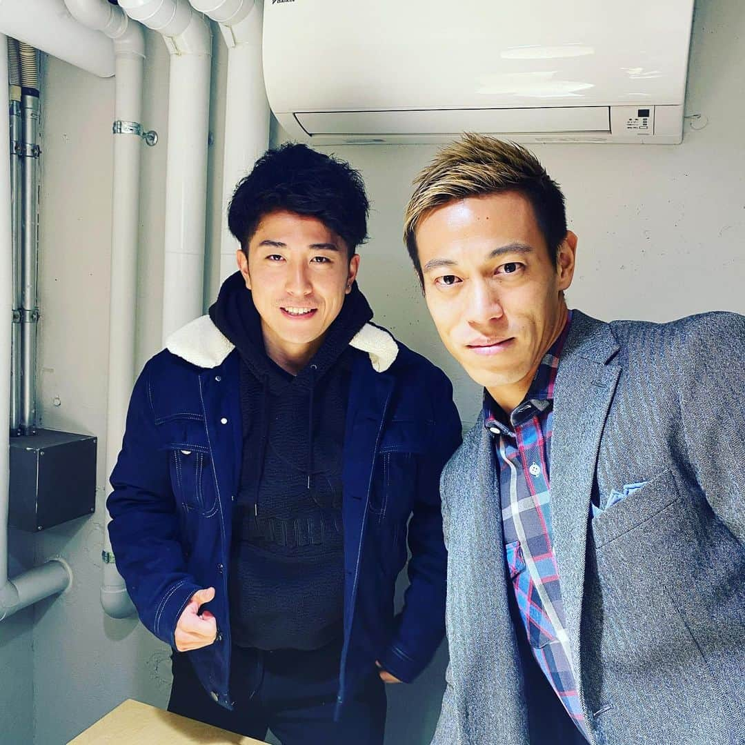 土橋優樹さんのインスタグラム写真 - (土橋優樹Instagram)「ここ最近で私が1番テストステロンを感じた男。本田圭佑君。  #本田圭佑 #ケイスケホンダ #土橋優樹 #ユウキツチハシ #緊張して顔引きつった #onetokyo #週6練習 #いきますとしか言えない説 #筋トレ #トレーニング #筋肉 #筋トレ好きと繋がりたい #ベンチプレス #スクワット #ダンベルカール #合トレ #サッカー #筋トレ女子 #筋トレ男子」2月4日 19時05分 - cjd_tsuchi