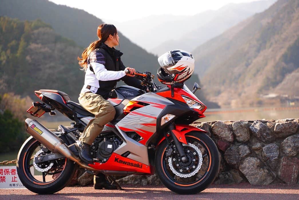 AMIのインスタグラム：「・ ・ Ninja400かっこよすぎ…🥰🥰🥰 防寒着ゲットしてから、バイクに乗りたい欲がすごい✊ 色んなところで写真撮りたい欲（｡ӧ◡ӧ｡）💖 ・ ・ ・ #バイク女子 #ライダー女子 #バイク #単車 #バイクのある生活 #バイクのある風景 #バイク好きな人と繋がりたい #ツーリング #ツーリング仲間募集中 #bike #motorcycle  #japan  #오토바이  #바이크 #沖縄 #okinawa #ninja #ninja400 #zx14r #kawasaki」
