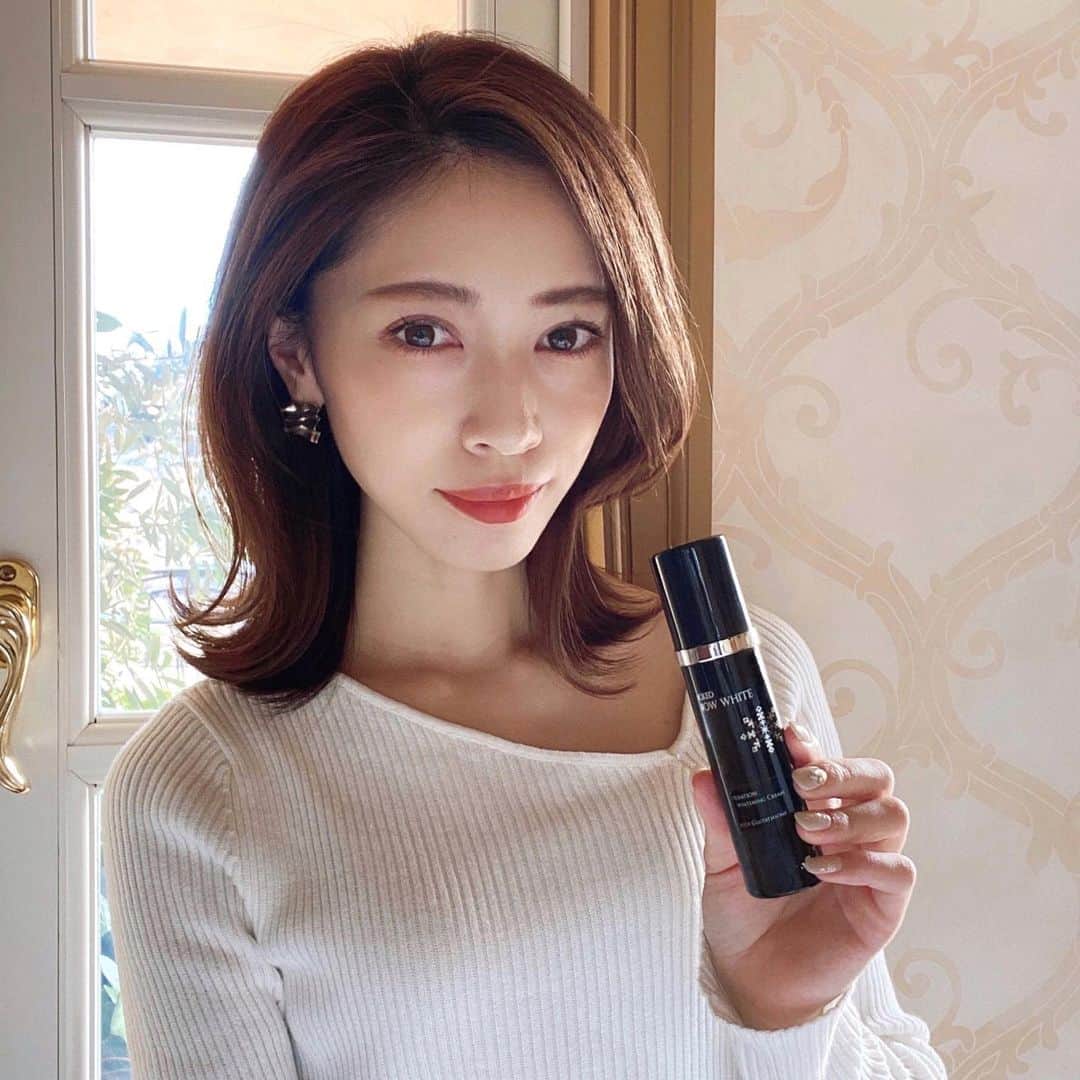 石黒美帆のインスタグラム：「*﻿ 手っ取り早く白肌になれちゃう﻿ 美容クリーム【#ウィキッドスノー ❄︎】﻿ ﻿ ﻿ 塗った瞬間お肌が明るくなり﻿ 透明感も出てビックリ👀❣️﻿ ﻿ ﻿ 白玉注射で有名なグルタチオンなど、今人気の美肌に欠かせない美容成分がたっぷり含まれてます🧚🏻‍♀﻿ ﻿ ﻿ 実際に美容医療を実施するクリニックでも採用されていて、レーザー治療後などに修復の為にも使用できるそう✨﻿ ﻿ ﻿ 動画を見て貰えば分かるように、ほんの少量でも伸びが良い！お肌をキレイに魅せながらスキンケアも出来る、便利すぎるクリームです🥺❤﻿ ﻿ ﻿ ﻿ ﻿動画も見てね👉 #ウィキッドスノーホワイトクリーム#wickedsnowwhitecream#pdrn#グルタチオン#トーンアップクリーム#透明肌#白玉肌#雪肌#白玉注射#白玉点滴#つや肌#コスメレポ#美容#美容皮膚科#美容外科#pr」