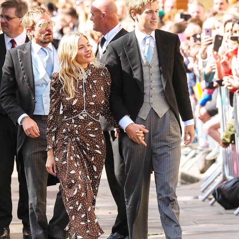 エル・マリアージュのインスタグラム：「HAPPY ENGAGEMENT✨💍✨女優のシエナ・ミラーが10歳下の交際相手ルーカス・ツヴィルナーと婚約！ルーカスはイエール大学を卒業後、美術商の父が営む出版社で書籍編集を手がける編集者📖🤓📖シエナのドレスを手掛けるのは誰？ 今から楽しみ💕 .. .. #ellemariage #エルマリアージュ #2020春婚 #2020夏婚 #2020秋婚 #2020冬婚 #日本中のプレ花嫁さんと繋がりたい #世界中のプレ花嫁さんとつながりたい #結婚準備 #プレ花嫁 #年の差カップル #年の差婚 #おしゃれ花嫁 #ellebride #siennamiller #celebrityengagement photo getty images」