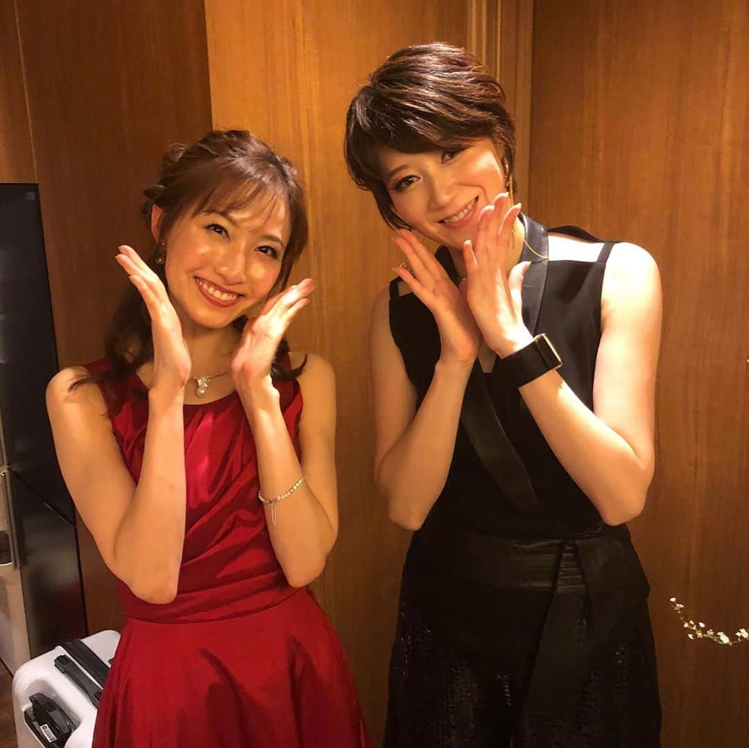 凰稀かなめさんのインスタグラム写真 - (凰稀かなめInstagram)「20周年イベント最初は #ブルーノート東京 カナメビーンズ2豆 いや〜〜もう…1ステの最初の歓声に…一瞬グッと来ちゃって…危なかったぁ〜〜😂😂 なんか〜〜愛たっぷりの皆さんの視線にもう、ただただ感動しまくりの一日を迎えさせて頂きました🥰  リオンとの5年振りの並びに、懐かしさや色んな事が走馬灯の様に… でも浸っちゃーいられない笑 2ステでは、、、まっまっまさかのサプライズで… #ビギニングファミリー が… いやいや、嬉しすぎて危なかったぁ〜〜！ しかも…みんな #付き人さん 可愛くて…私もやりたかったぁ〜〜 何もかもが嬉しすぎで今日も皆さんからのお手紙で癒されてます 心からのありがとう😊  #ファン の皆様  #バンドのメンバー #実咲凜音  #tetsu #白華れみ #RYOJI #nosuke  皆んな大好き❤  #phoenixtears #フェニックスティアーズ #香りと役作り #お芝居好き #20周年 #ブルーノート東京 #bluenote #凰稀かなめ #孤独だっていいじゃない #アデランス #グッバイチャーリー #青の生徒会」2月4日 19時13分 - kanameouki_official