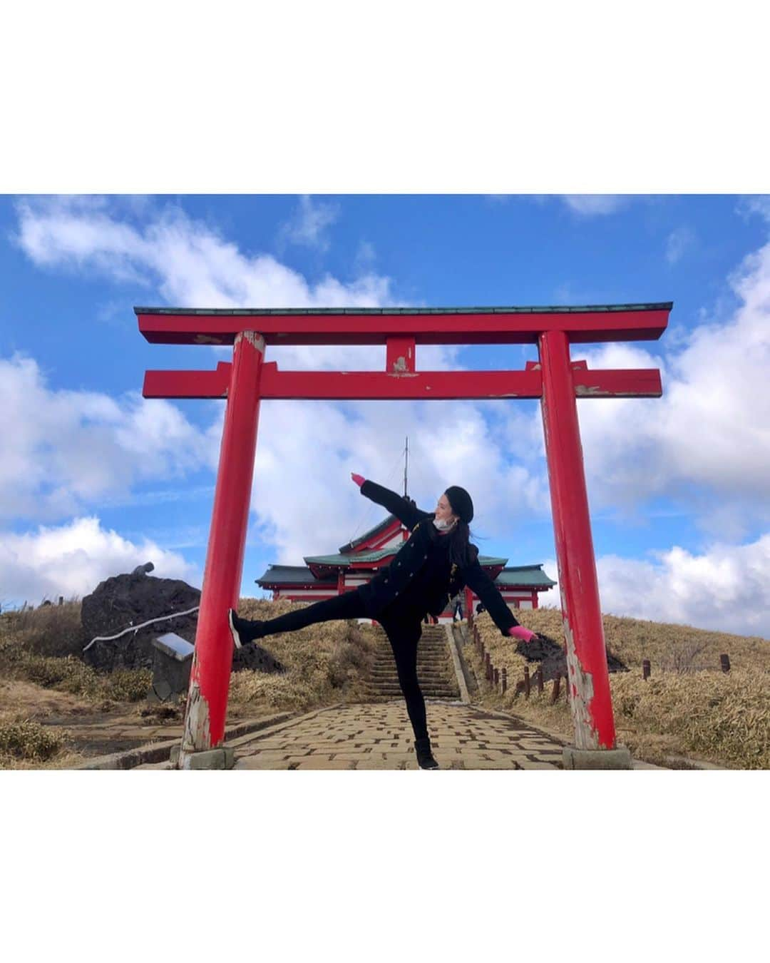 DJ MANAMI（松迫愛実）のインスタグラム：「天空の神社、箱根元宮⛩💚﻿ ﻿ ﻿ ﻿ #箱根#箱根元宮#箱根神社#九頭龍神社#奥宮#富士山#駒ヶ岳#芦ノ湖」