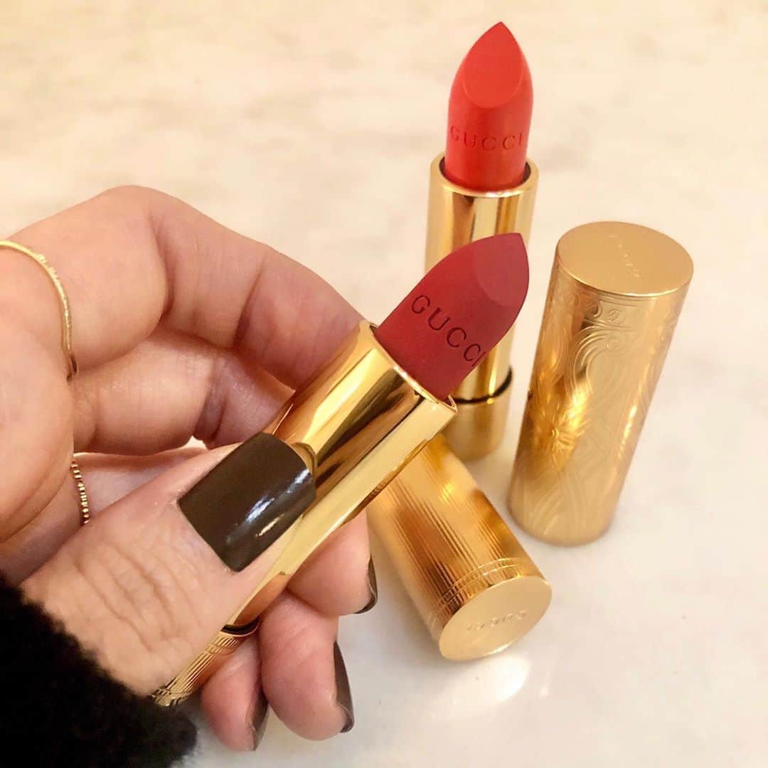 のインスタグラム：「@guccibeauty  ずっとほしかった💄❤︎❤︎ マットとサテンで違うデザイン🎶 どっちの色もかわいくていい色 嬉しいLondonお土産💋 #make#rouge#gucci #mat…#janiescarlet#509 #satin…#agathaorange#302 #beauty#chisamake #london#thanx」