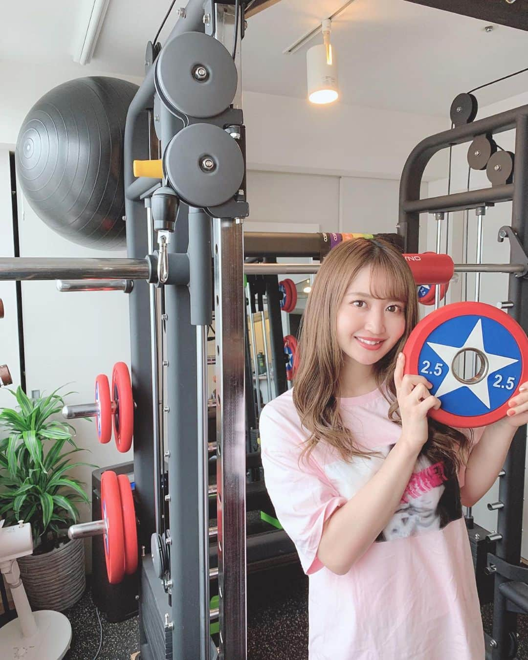 沢井里奈さんのインスタグラム写真 - (沢井里奈Instagram)「♡ . 先日、‪朝活して来ました🏋️‍♀️❤️‬ . ‪この日はあいにくのお天気で‬ ‪気分が下がり気味になりがちでしたが ‪朝から運動して気持ちもスッキリ☺️💓💓‬ ‪ジムへ向かう時の道のりと‬ ‪終わって帰る時の道のりは‬ ‪気分も全然違います🥺❤️笑‬ . ‪この日は腹筋と背中！！‬ ‪筋肉痛になるのが 少なくなって来ました😌💕💕‬ . #lygym #personaltraining #training #personalgym #gym #hiit #hiittraining #fitness #fitnessgirl #パーソナルトレーニング #パーソナルジム #パーソナル #ジム #栄パーソナル #栄トレーニング #栄ジム #筋トレ女子 #脚トレ #腹筋 #くびれ #尻トレ #ヒートトレーニング #ダイエット #沢井里奈」2月4日 19時27分 - sawairina