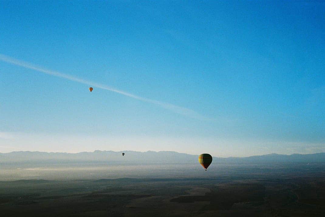 カーラ・デルヴィーニュのインスタグラム：「I invented the cold air balloon. Shame it didn’t really take off」