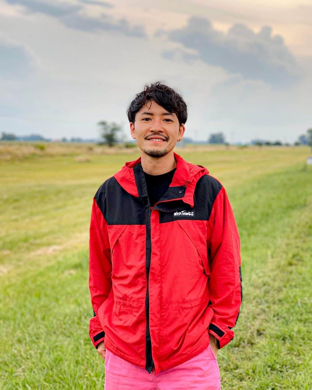 小柳津林太郎のインスタグラム：「ブエノスアイレスから4時間ぐらい離れた場所で。あたりを見渡しても平原しか広がっていない公道で。道端で何ふざけとんねん？ってショット📷  少しずつアップしていきます✌️ #ootd #wildthings #gramicci  #argentine #argentina #buenosaires  #campo #アルゼンチン #ブエノスアイレス」
