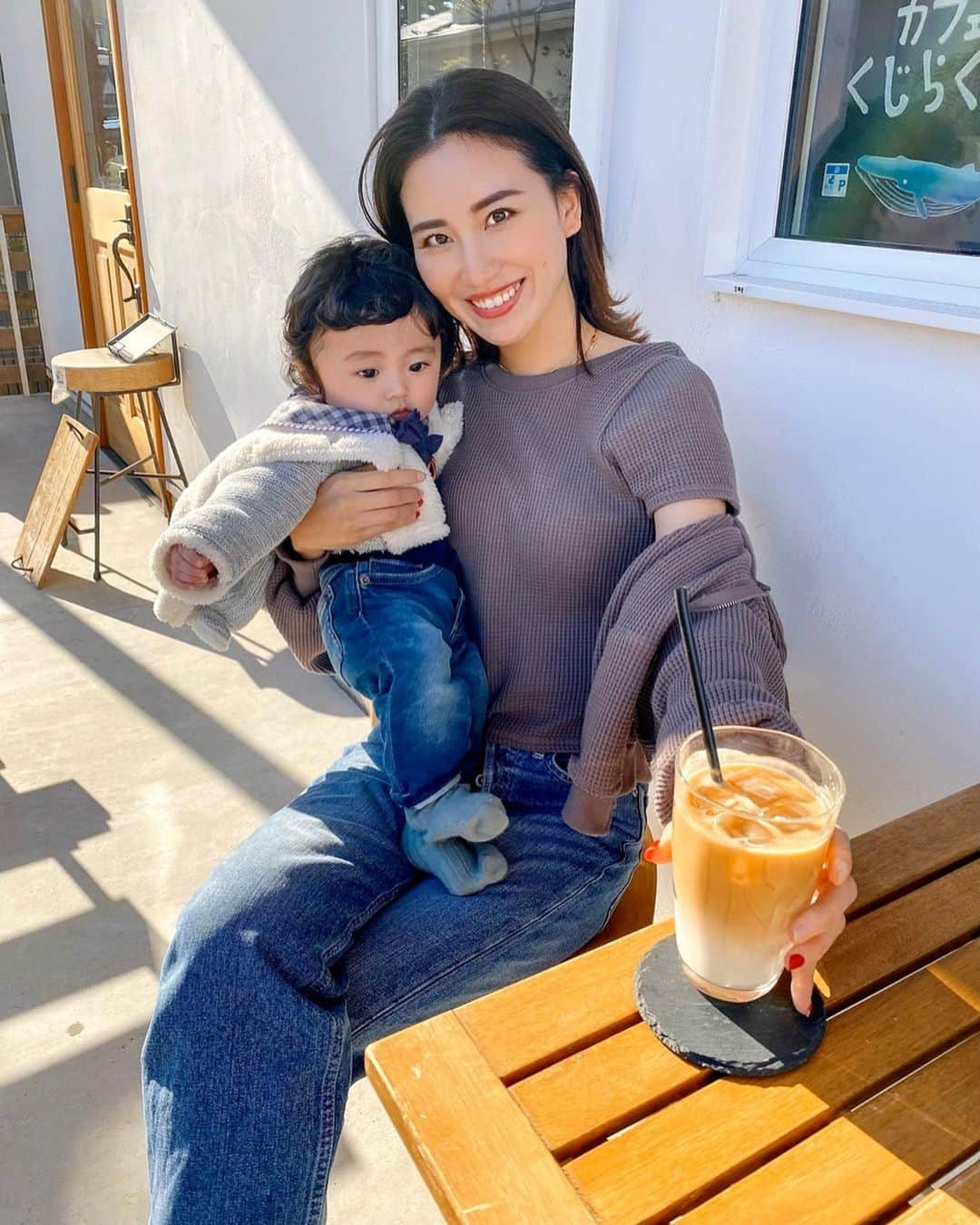 Ayaさんのインスタグラム写真 - (AyaInstagram)「ここのカフェ2回目☕️ めちゃ落ち着く〜🧡 👶🏻はもうカフェラテに必死😱笑 こぼすと危ないから最近は冬でも 冷たい飲み物が多い🤔 . . 私服🏷 tops @to_the_sea_hawaii  スカートのセットアップになってるんやけど  @caramalibel のdenim👖 と合わせてみた！🖤 最近はこのパンツばっかり🤫 形も色も気に入りすぎてる❣️ . . #カフェ#逗子#逗子カフェ#葉山カフェ#cafe#zushi#totheseahawaii #ママコーデ#ママファッション #赤ちゃんのいる生活」2月4日 19時35分 - aya__fit