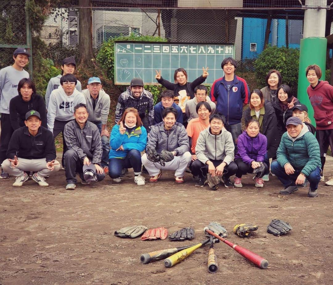 谷遼さんのインスタグラム写真 - (谷遼Instagram)「やすらぎの刻、野球大会。 やすらぎの刻のスタッフさん、演者で真冬の草野球。 寒かった〜  楽しかった〜  全体オールアップまであと少し。 怪我なく事故なく、無事に終わりますように！  #やすらぎの刻 #草野球 #寒い #楽しく野球」2月4日 19時45分 - taniryo_kirin