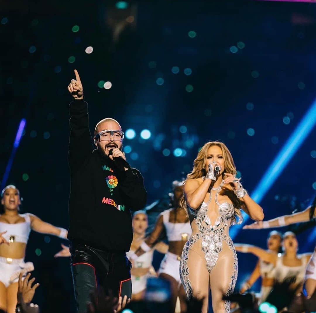 カミラ・カベロさんのインスタグラム写真 - (カミラ・カベロInstagram)「I was in awe last night watching these two vibrant, powerful, inspiring Latina women put on a show for the world last night!!!!! @shakira @jlo thank you for showing girls everywhere that you can be whoever you want to be in this life- and do it with grace, strength, joy, kindness,and a whole lot of badassness!!! @ddlovato you sang the anthem so gorgeously, with so much confidence and grace in your eyes, thank you for inspiring us all on this stage and the Grammys stage last week when you showed us all how much courage and beauty there is in being vulnerable and just being.... human.  @jbalvin and @badbunnypr you were both incredible as always, and as always going hard to represent Latinos! 💫💫💫 also since I watched this last night I am committed to working out an hour a day to be as ripped and strong as these ladies and also definitely taking pole classes this year because DAMN. so inspired, thank you ladies!」2月4日 19時40分 - camila_cabello