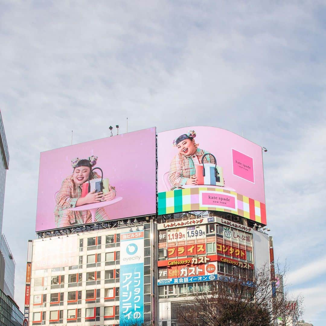 ケイト・スペードさんのインスタグラム写真 - (ケイト・スペードInstagram)「hello, naomi-san! in shibuya.  マンハッタンだけでなく、日本国内でもこんにちは😃  見つけたらぜひ教えてくださいね！  #loveinspades #ラブインスペード #katespade #ケイトスペード #katespadenewyork #ケイトスペードニューヨーク  #渡辺直美 @watanabenaomi703」2月4日 19時53分 - katespadejapan