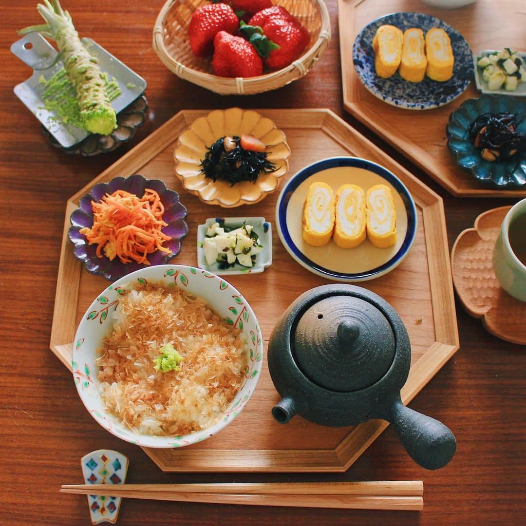 のインスタグラム：「皆様からおすすめしてもらったわさび丼。〆はだし茶漬け。 ・ こんばんは。 今日の朝ごはん。 複数のフォロワーさんが教えてくれた 初めてのわさび丼。 #ココノミ さんからの 無農薬新鮮わさびを使いました。 どうやら静岡名物らしいですが 静岡出身の夫は知らず… 炊き立てごはんと一緒にいただきました。 〆はO田さん案のお茶漬け。 チューブで作ると 辛すぎて食べられない気がしますが 新鮮だからこそのレシピですね。 こういう時、シンプルに漬物だけが 一番画になると思いますが 栄養バランスと副菜消費のため 野菜のおかずを少々追加。 大和芋とわさびの和え物も フォロワーさん案です。 今日の薬膳走り書きはわさび。 卵焼きの器はゆーたさん @yutaokashi の ベトナム土産です @tuhuceramics ごちそうさまでした。 #東京五輪花 ←使いたかったタグ ・ 【おしながき】 わさび丼 だし茶漬け用のだし 卵焼き 大和芋とわさびと海苔の和え物 ツナのにんじんしりしり ひじきと大豆の煮物 いちご ・ Hi from Tokyo! Here's Japanese breakfast:Baked rice w/ bonito flakes and fresh wasabi on top, rolled egg omelette, stir-fried carrot and tuna, simmered hijiki seaweed, dressed yam, and strawberries. ・ ・ 2020.02.04 Tue ・ ・ #japanesemeal #japanesefood #washoku #breakfast #朝ごはん #おうちごはん #早餐 #아침밥 #薬膳 #うつわ #和食器 #japonais #自炊 #小澤基晴 #お茶漬け #フーディーテーブル」