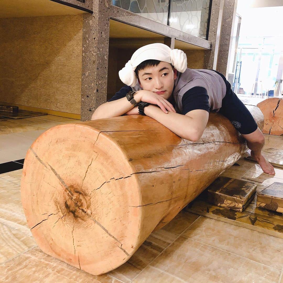 ヒョクジン のインスタグラム：「특별 외출 (2) 👍🏻 In 찜질방 💆🏻‍♂️」