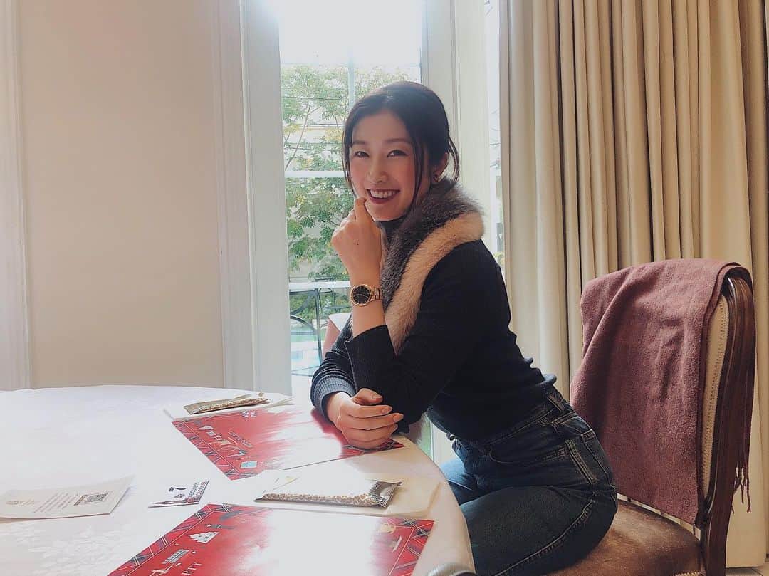 のインスタグラム：「. . relax mood。 . #smile#lunch#buffet#desertbuffet#京都#京都旅 . . 世界一、 #そうだ京都行こう 感のない写真。 . . さて。3日間の、京都が無事終了！ . 初めましての方、お久しぶりの再会、 新鮮味と懐かしさの錯綜が妙に心地良かった。 皆様、有難うございました✨ . そして、ここからはただの、福井の呟き。 . . . . 変な噂が流されていたり、 下らない嘘を吹き込む人が居るのも事実。 勿論 変な噂なんて、事実無根。 . だけれど、第三者が何を言おうと、 周りに何を吹き込もうと、 目の前に居て、今、お話をしてる私が、本当の私だもんね。 . . 信じるか信じないかはあなた次第。 だけれど、当事者と第三者、どちらを信じるかなんて、脳みそで考えなくても一目瞭然だと思う。 . 分かってくれる人は必ず居て、 そういう人達を大切にしよう☺️ . . #model#fashionmodel#모델#和装モデル#webモデル#関西モデル#partsmodel#フリーランス#freelance#福井千佳#chika_fukui#インフルエンサー#beauty#followme#style#おしゃれさんと繋がりたい#selfie#haircolor#picoftheday#japan#サロモ#handmadeaccessory#ハンドメイドアクセサリー」
