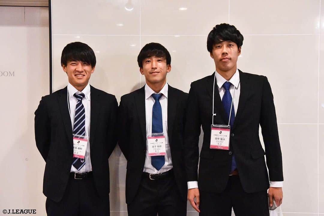 のインスタグラム：「2020Ｊリーグ新人研修の﻿ オフショットをお届け🔰✨﻿ ﻿ 今シーズンからＪリーグ選手になる選手から﻿ すでにＪリーグでの活躍を見せる選手まで‼️﻿ 若き才能たちから目が離せません👀﻿ ﻿ ﻿ #Ｊリーグ﻿ #jleague﻿ #Ｊリーグ開幕﻿ ﻿ #soccer #football #⚽️﻿ #オフショット #offshoot #📸﻿ ﻿ #鹿島アントラーズ #上田綺世 #松村優太﻿ #ヴィッセル神戸 #山川哲史﻿ #浦和レッズ #武田英寿﻿ #北海道コンサドーレ札幌﻿ #高嶺朋樹 #金子拓郎 #田中駿汰﻿ #川崎フロンターレ #旗手怜央﻿ #セレッソ大阪 #西川潤﻿ #ガンバ大阪 #山本悠樹﻿ #横浜Fマリノス #オビパウエルオビンナ #池田航﻿」