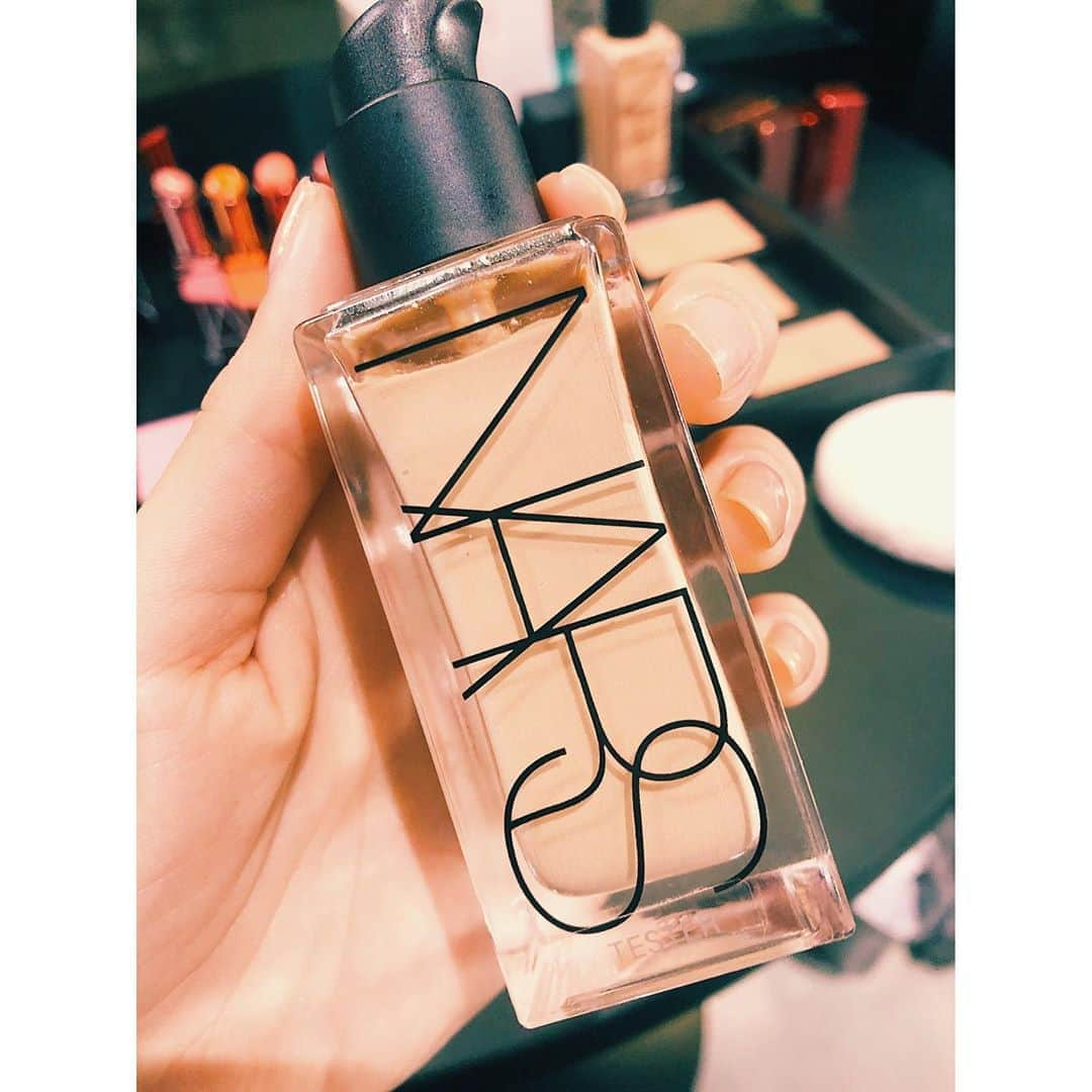 加藤千絵さんのインスタグラム写真 - (加藤千絵Instagram)「今日は @narsissist の新作発表会へ💗 タッチアップして驚きを隠せなかった GLOW BOOSTER(3枚目)は 下地の上から塗っただけなのに ハイライトなしで自然にツヤッとするの！ 写真だと伝わらないかもだけど… 最近ハイライト塗ってる時間なかなかなかったから これはデイリーに使うと決めた🌼 チークはBEHAVE、 リップは重ね付けにもいいんですよと教えてもらったので 使いやすそうなカラーDOLCE VITAをタッチアップしてもらいました💄 純正のインカメで撮った5枚目も分かりやすいと思うのでぜひご参考に❤︎ ㅤㅤㅤ #narsブラッシュ#NARSissistjp @narsissist #新作コスメ#コスメ#ナーズ」2月4日 20時03分 - chie_kt