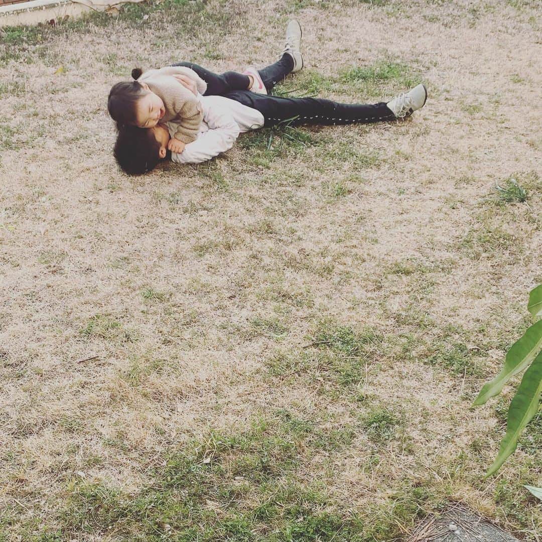 鈴木六夏さんのインスタグラム写真 - (鈴木六夏Instagram)「お兄を押しつぶすQ。 Qを溺愛するお兄💕🤣 可愛い可愛い宝物、２つ。#オレとｑさん」2月4日 20時06分 - rikuka.62