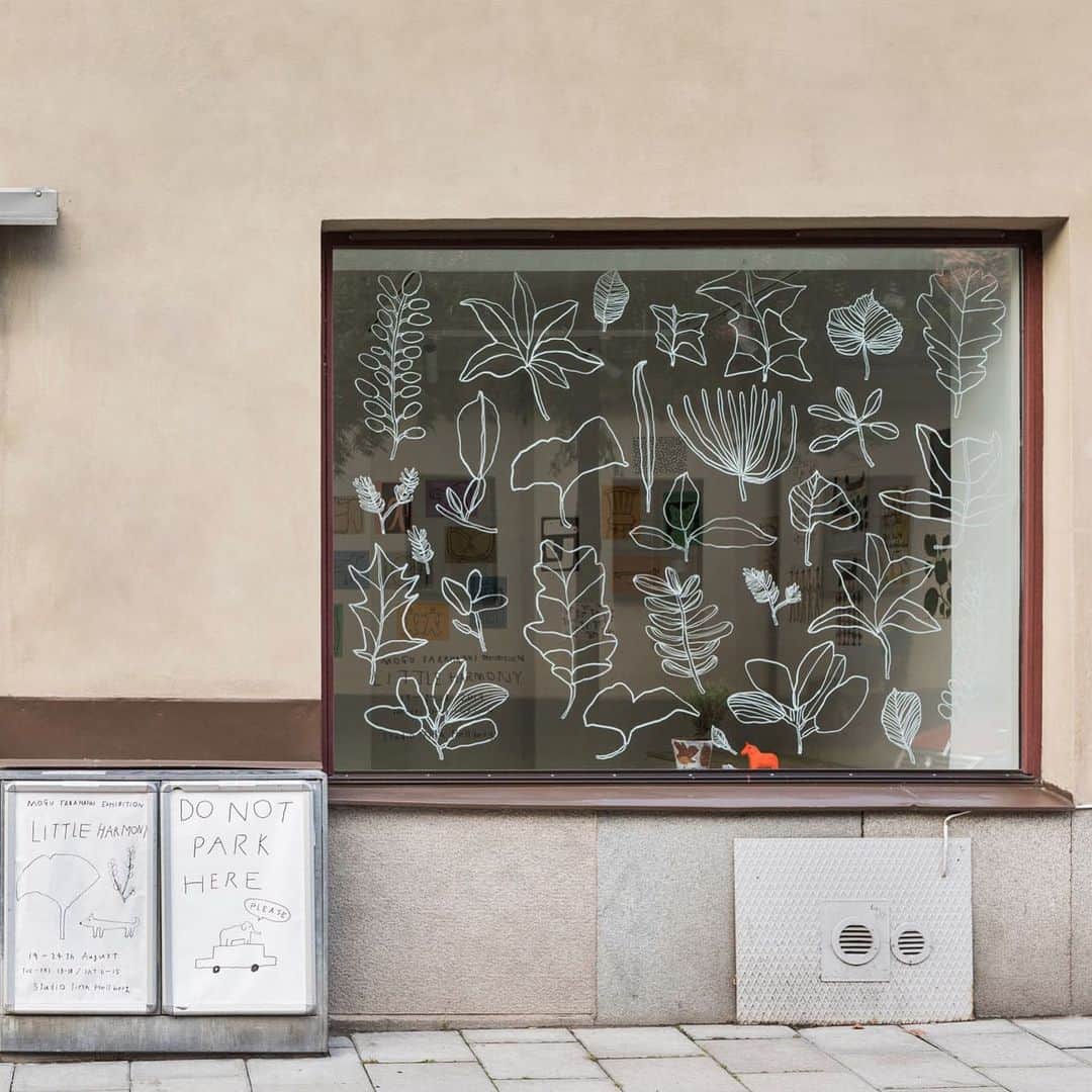 Mogu Takahashiのインスタグラム：「Leaves on the window 🍁﻿ From my exhibition @studiotinahellberg last summer! This window is still there, if you have chance to pass 14 Malmgårdsvägen Stockholm, find them :))﻿ - - -﻿ Photographer: @_mikaellundblad ﻿ Special thanks: Ebba, Sebastian and Vira ﻿ #studiotinahellberg #mogutakahashi #stockholm」
