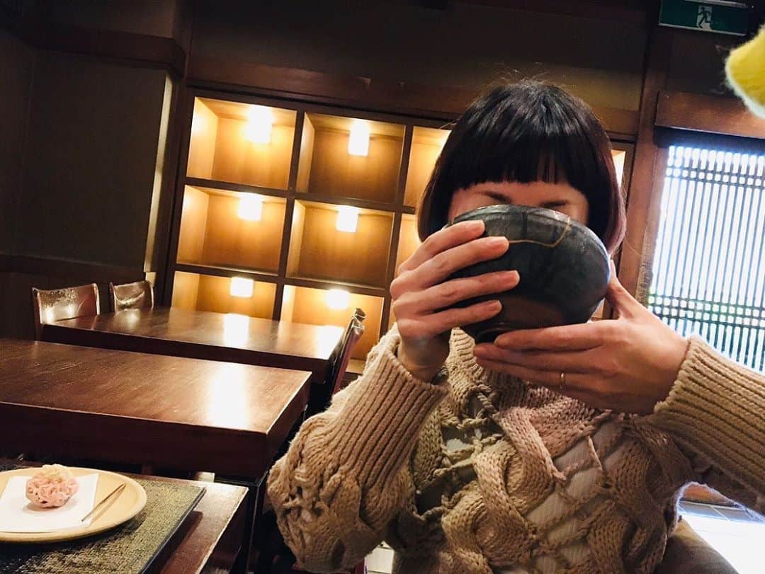 木村カエラさんのインスタグラム写真 - (木村カエラInstagram)「ユニちゃん❤️ 和菓子美人❤️ @yuni_yoshida  いつもメイクしてくれる  @mihoko_f と3人で🍴 #和菓子」2月4日 20時13分 - kaela_official
