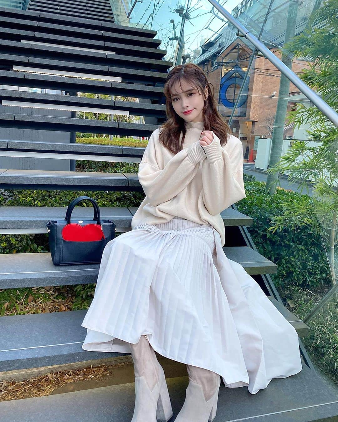 得あゆさんのインスタグラム写真 - (得あゆInstagram)「2月もよろしくねコーデ❤️ ・ tops : @sly_official skirt : @ladymade_official boots : @cocodeal_official bag : @miia_official この可愛いMIIAのハートのバッグ👜❤️ 【ハートインミニバッグ】 発売日 2/4(火)〜 ハートシリーズは10周年を記念した復刻版❤️ バックの他にもハートシリーズのワンピース、ブラウス、小物があるよ❤️ ・ ・ ・ ・ ・ ・ ・ ・ ・ ・ #miia#10vemiia#ハートインミニバッグ #ハート#バッグ#2月#バレンタイン#バレンタインチョコ#チョコ#チョコレート#スカート#ブーツ#ニット#ベージュ#春服#ガーリー#オトナ女子#インスタ映え#カメラ女子#写真#巻き髪#ナチュラルメイク#表参道#表参道カフェ#表参道ランチ#girly#bag#heart#valentineday#chocolate」2月4日 20時21分 - tokuayu819