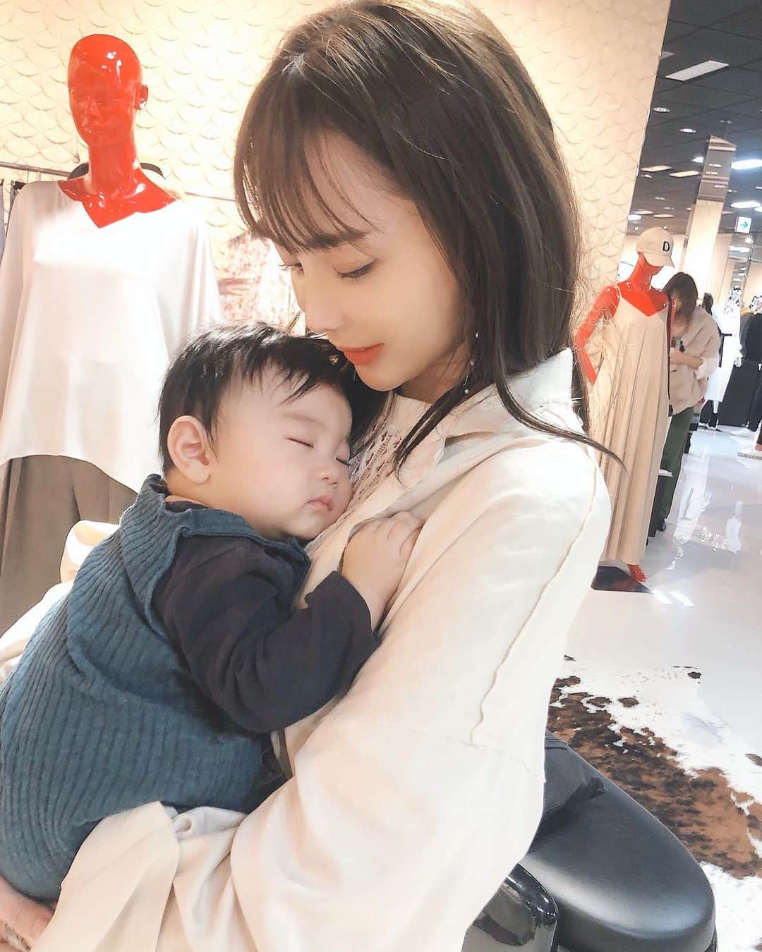 Aoiさんのインスタグラム写真 - (AoiInstagram)「はぁ、癒し♡ お母さんに似て、ハッピーを沢山くれるのね☺️💕 @asamiyukiko  #baby#癒し#offday#赤ちゃん#👶🏻」2月4日 20時22分 - aoioa