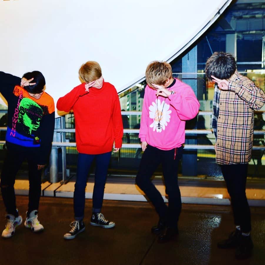 みなみりょうのインスタグラム：「ギャルなおちゃらけ写真撮ったり寒すぎてとんがってるやつ撮られたりいつも自由な撮影ありがとうございます笑 #ギャル#ギャルポーズ#渋谷#撮影#レモネード#突き出し#shooting」