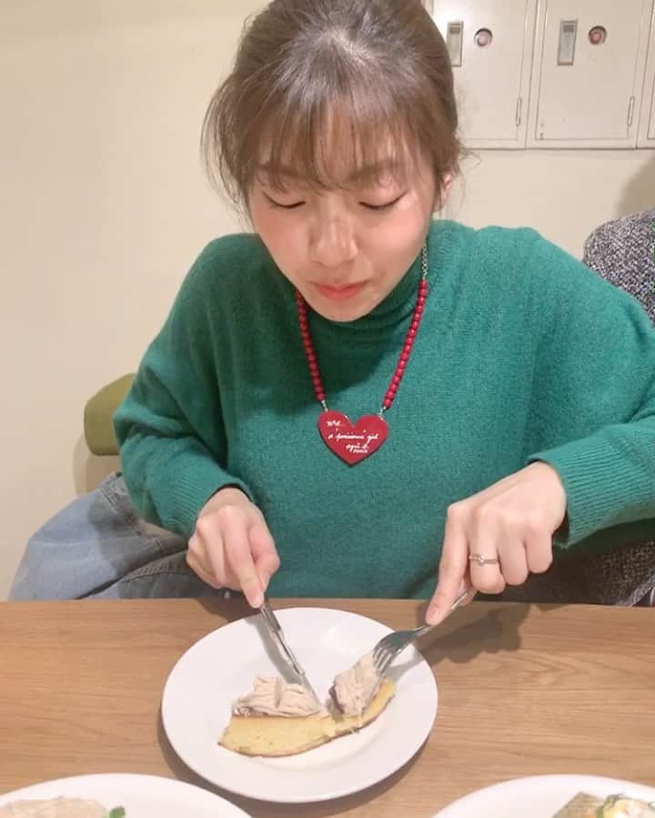のインスタグラム：「ひっさびさにパンケーキ😇 ここは2年前くらいに @su0v0su さんに連れてってもらい とっても美味しかった記憶があり また行きたいな〜とずっと思っていて 親がパンケーキを食べたがっていたので あ！と思い一緒に行きました😇😇 代官山にある 「アクイーユ」 というお店！  パンケーキだけでなく ランチも オムライスを頼んでる人も多かった気が、、 結構並びます 入るまで30分くらい お店を出ても列はできてました  頼んだのは モンブランパンケーキと バナナパンケーキ  どちらも美味しかったが モンブランパンケーキの方が 楽々は好きでしたっ🥰  動画はテンション上がって 謎の食レポをするが 完全に滑ってる そしてその空気に笑っちゃってる自分。  美味しそうなものを目の前にすると テンションが上がっちゃうのは 仕方ないものねっ  #パンケーキ #代官山 #アクイーユ #代官山カフェ #食 #グルメ #セントフォース  #セントフォース スプラウト」