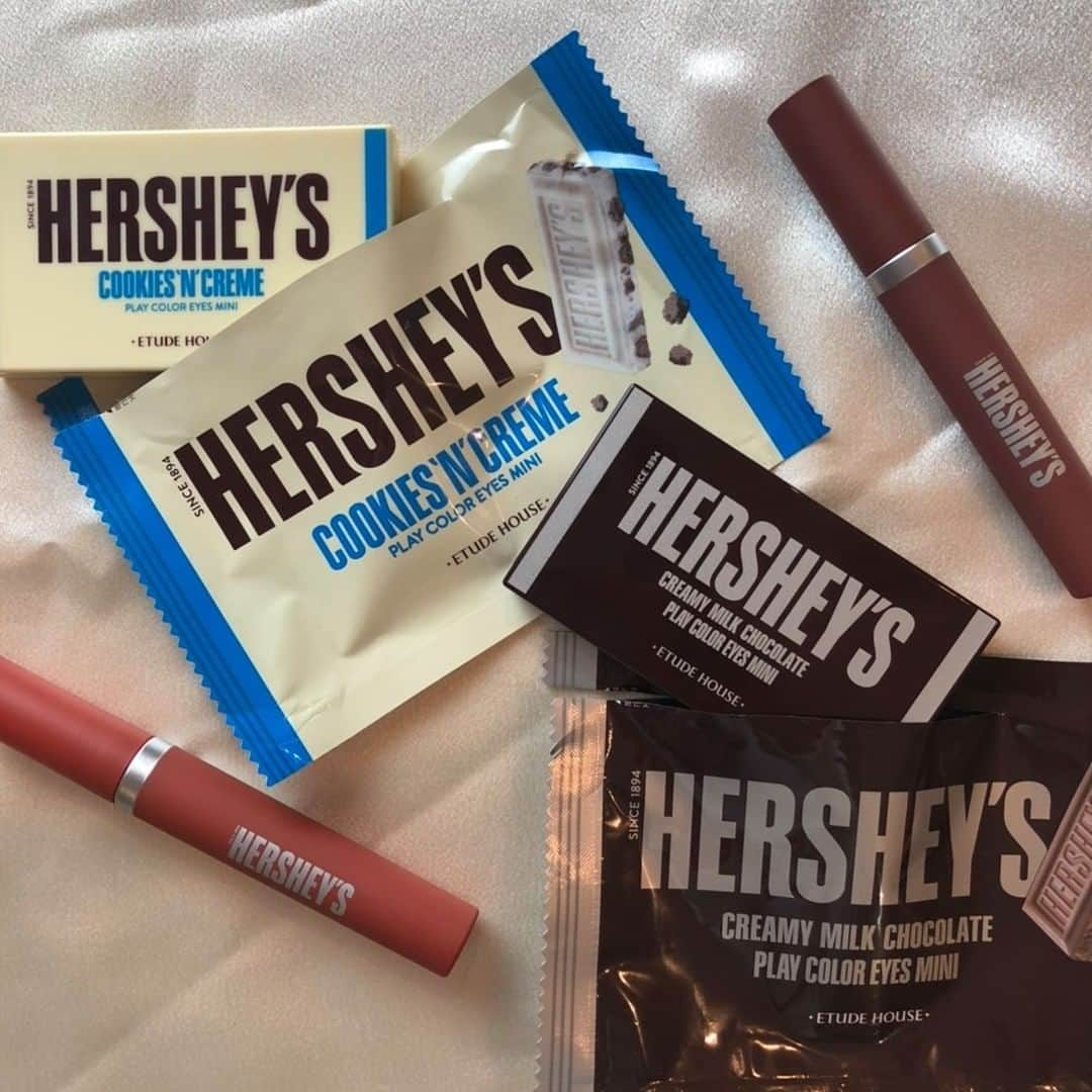 mimiTVさんのインスタグラム写真 - (mimiTVInstagram)「【ETUDE HOUSE x HERSHEY’S🍫】 ーーーーーーーーーーーーーーーーーーーーーーーーー 2月1日から数量限定で発売されているエチュードハウスとハーシーズのコレクション🍫2月のバレンタインの時期にぴったりなコレクションの中から、アイシャドウをスウォッチ🌈 詳しくは2月5日(水)19:00〜ライブ配信でご紹介します🎦 ぜひ見に消えてくださいね💕 ーーーーーーーーーーーーーーーーーーーーーーーーー 【使用コスメ】 Etude House　2月1日(土)数量限定発売 ▷ハーシー　プレイカラーアイズミニ　オリジナル　2,000円 ▷ハーシー　プレイカラーアイズミニ　クッキーアンドクリーム　2,000円 (全て税抜)※編集部調べ ーーーーーーーーーーーーーーーーーーーーーーーーー MimiTVでは、メイクやコスメレビューの動画を日々更新中💕 フォローしてね▶️ @mimitv_official . YouTube, twitter, TikTokも日々更新中📶 MimiTV で検索してね🔎 ーーーーーーーーーーーーーーーーーーーーーーーーー #メイク #コスメ #コスメ好きさんと繋がりたい #今日のメイク #コスメマニア #女子力向上委員会 #コスメ垢 #優秀コスメ #美意識 #大人可愛い #etudehouse #hersheys #etudehousehersheys #エチュードハウス #ハーシーズ #エチュードハウスハーシーズ #ハーシーズコレクション #限定 #限定コスメ #新作コスメ #バレンタイン #バレンタインコスメ #チョコ #チョコレート #チョコレートコスメ #スウォッチ #アイシャドウ #アイシャドウパレット」2月4日 20時29分 - mimitv_official