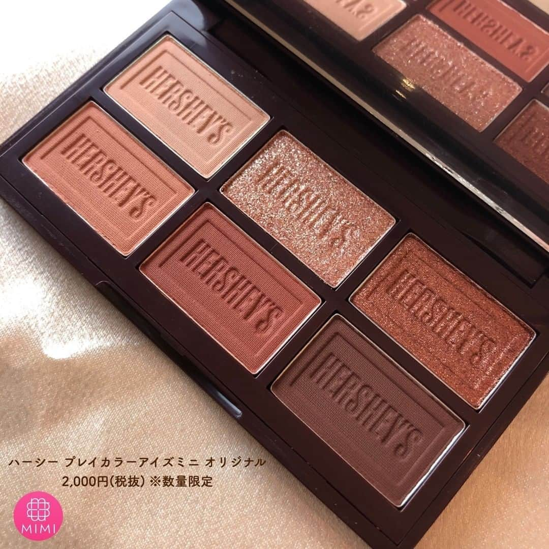 mimiTVさんのインスタグラム写真 - (mimiTVInstagram)「【ETUDE HOUSE x HERSHEY’S🍫】 ーーーーーーーーーーーーーーーーーーーーーーーーー 2月1日から数量限定で発売されているエチュードハウスとハーシーズのコレクション🍫2月のバレンタインの時期にぴったりなコレクションの中から、アイシャドウをスウォッチ🌈 詳しくは2月5日(水)19:00〜ライブ配信でご紹介します🎦 ぜひ見に消えてくださいね💕 ーーーーーーーーーーーーーーーーーーーーーーーーー 【使用コスメ】 Etude House　2月1日(土)数量限定発売 ▷ハーシー　プレイカラーアイズミニ　オリジナル　2,000円 ▷ハーシー　プレイカラーアイズミニ　クッキーアンドクリーム　2,000円 (全て税抜)※編集部調べ ーーーーーーーーーーーーーーーーーーーーーーーーー MimiTVでは、メイクやコスメレビューの動画を日々更新中💕 フォローしてね▶️ @mimitv_official . YouTube, twitter, TikTokも日々更新中📶 MimiTV で検索してね🔎 ーーーーーーーーーーーーーーーーーーーーーーーーー #メイク #コスメ #コスメ好きさんと繋がりたい #今日のメイク #コスメマニア #女子力向上委員会 #コスメ垢 #優秀コスメ #美意識 #大人可愛い #etudehouse #hersheys #etudehousehersheys #エチュードハウス #ハーシーズ #エチュードハウスハーシーズ #ハーシーズコレクション #限定 #限定コスメ #新作コスメ #バレンタイン #バレンタインコスメ #チョコ #チョコレート #チョコレートコスメ #スウォッチ #アイシャドウ #アイシャドウパレット」2月4日 20時29分 - mimitv_official