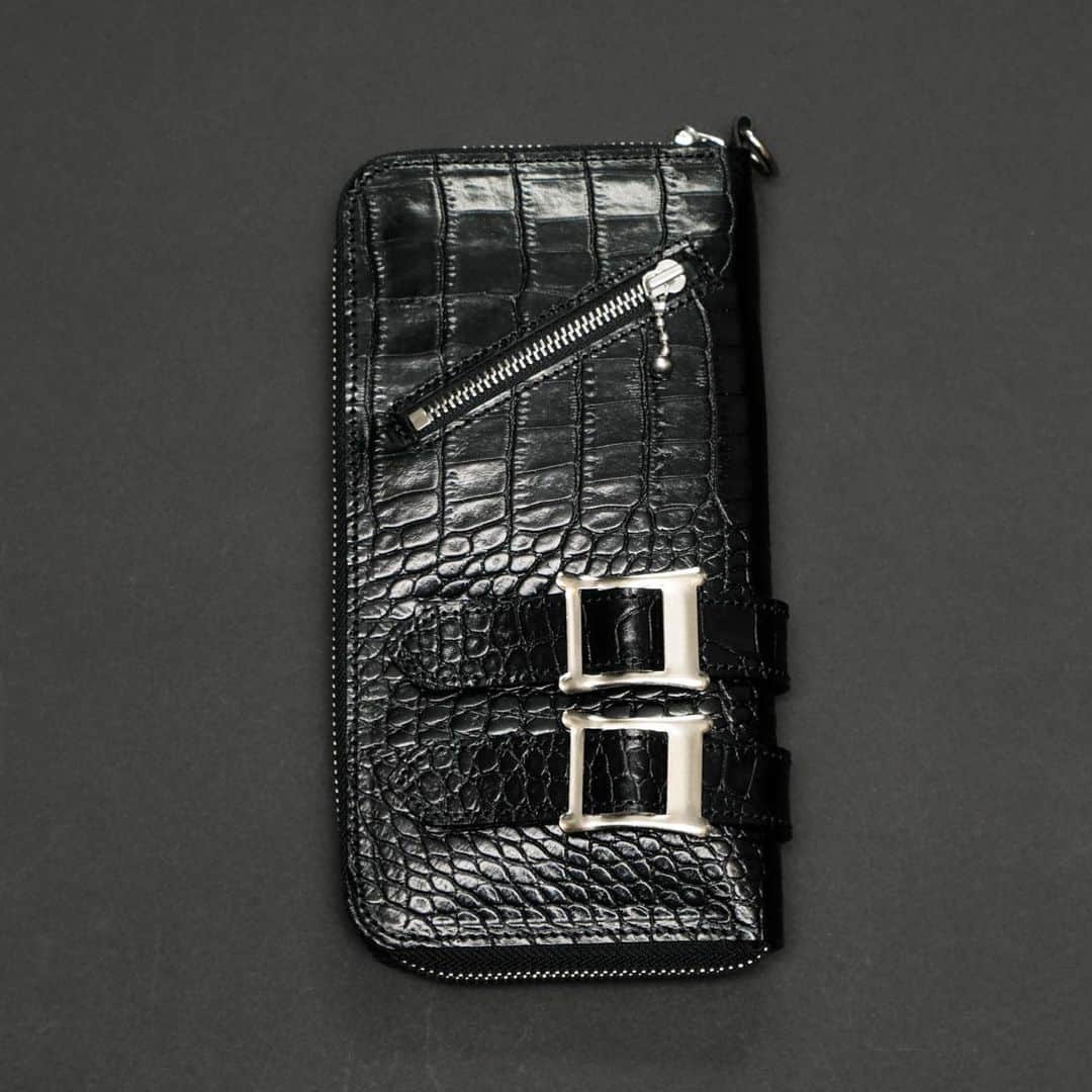 のインスタグラム：「TEARS OF SWAN-CROCODILE RIDERS LONG WALLETになります!! オーダー頂きましたお客様、来週末から店頭入荷、順次発送です!! 引き続き店頭、official webshopにてオーダー受付中ですので宜しくお願い致します(^^)👛🐊💻 📝  http://tears-of-swan.shop-pro.jp/?pid=147581513 (2月中旬販売開始) ※プロフィール下のURLからofficial websiteがご覧頂けます  @tears_of_swan  #tearsofswan #crocowallet  #riderswallet  #leatherwallet  #longwallet  #wallet  #レザーウォレット #ロングウォレット #ウォレット #財布」