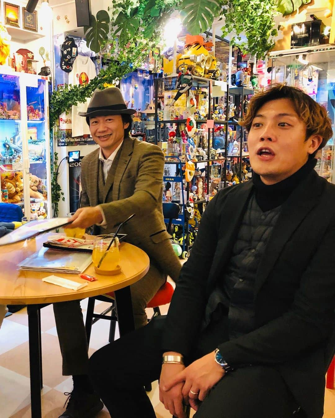 大和田健介さんのインスタグラム写真 - (大和田健介Instagram)「#アソビバtoyscafe に おもちゃ界の神様、 #開運なんでも鑑定団 でおなじみの おもちゃ界の尊敬する #北原照久　先生がアソビにきてくださいました❗ #なんでも鑑定団　#トイズ界の神 #トイストーリー　モデルのお店の館長様。 アソビバ住人　#まゆくーまん　と 北原照久　師匠とパシャリ。 #大和田健介　#新横浜　#ラジオ ※ #新横浜を盛り上げたい※ 🔴🔴🔴🔴🔴🔴 #カフェ　#おもちゃカフェ　#大和田伸也 　#オタク部屋　#腰が痛いです　 #映画カフェ #アメコミ　#アメコミバー  #喫茶店 　#おもちゃカフェ  #横浜アリーナ #相棒　#平宮博重  #まゆくーまん #biople #アソビバ #toys ‪#アソビバトイズカフェ新横浜‬ ‪#マーベル  @ アソビバ  studio  kensuke TOYS CAFE」2月4日 20時43分 - oowada_kensuke