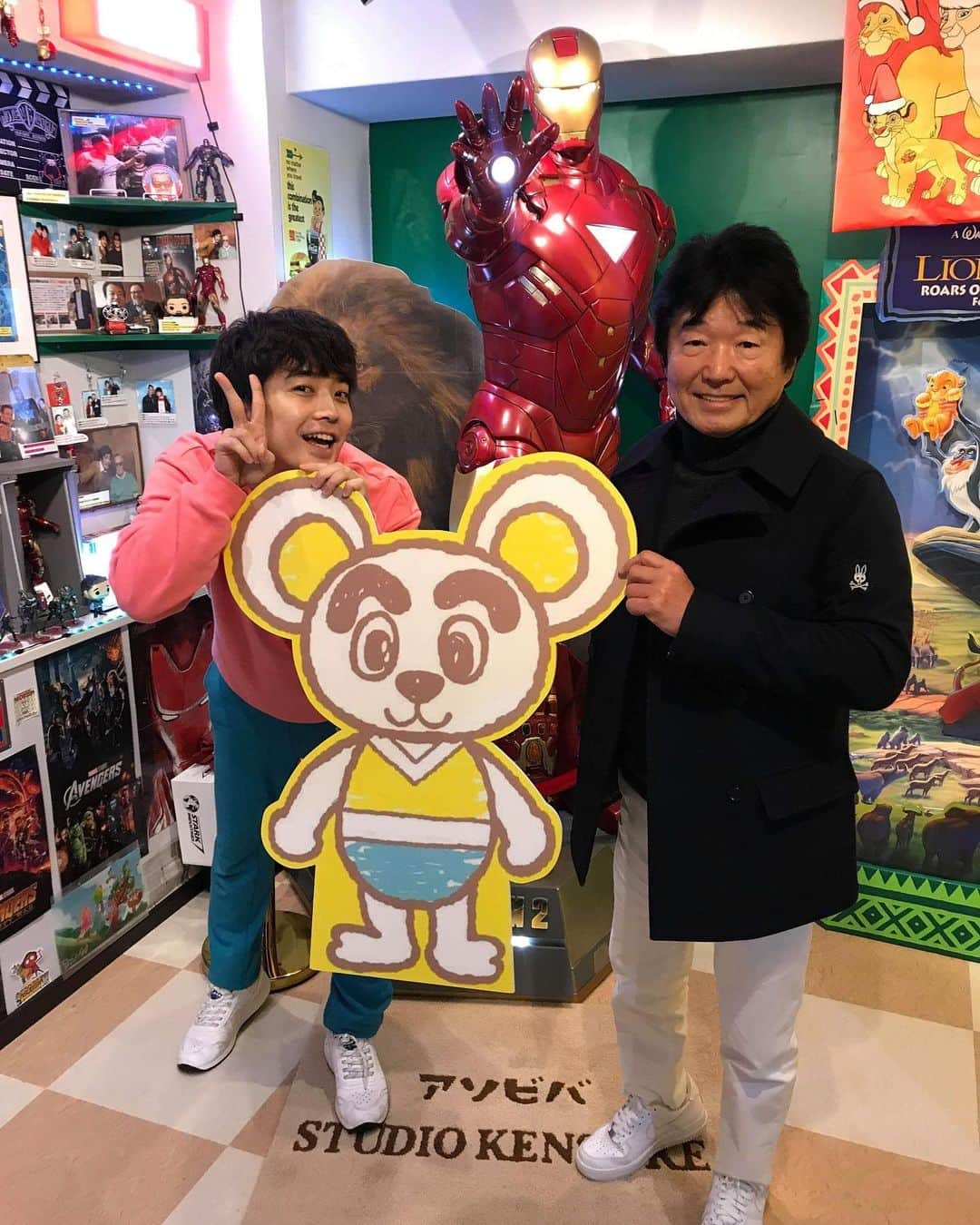 大和田健介さんのインスタグラム写真 - (大和田健介Instagram)「#アソビバtoyscafe に おもちゃ界の神様、 #開運なんでも鑑定団 でおなじみの おもちゃ界の尊敬する #北原照久　先生がアソビにきてくださいました❗ #なんでも鑑定団　#トイズ界の神 #トイストーリー　モデルのお店の館長様。 アソビバ住人　#まゆくーまん　と 北原照久　師匠とパシャリ。 #大和田健介　#新横浜　#ラジオ ※ #新横浜を盛り上げたい※ 🔴🔴🔴🔴🔴🔴 #カフェ　#おもちゃカフェ　#大和田伸也 　#オタク部屋　#腰が痛いです　 #映画カフェ #アメコミ　#アメコミバー  #喫茶店 　#おもちゃカフェ  #横浜アリーナ #相棒　#平宮博重  #まゆくーまん #biople #アソビバ #toys ‪#アソビバトイズカフェ新横浜‬ ‪#マーベル  @ アソビバ  studio  kensuke TOYS CAFE」2月4日 20時43分 - oowada_kensuke