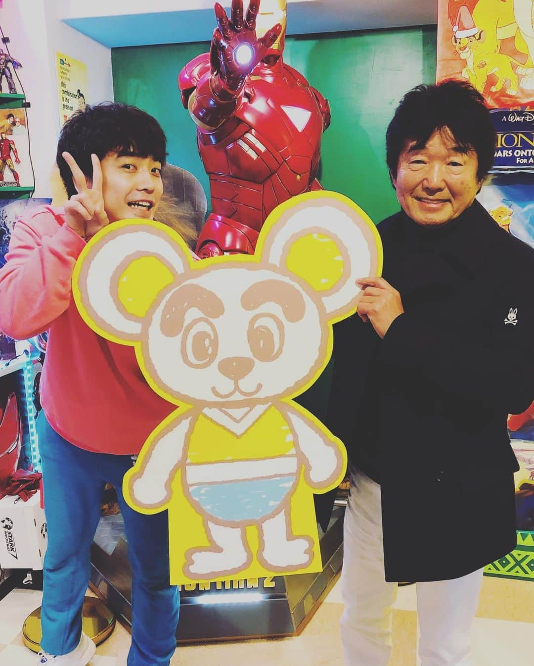 大和田健介さんのインスタグラム写真 - (大和田健介Instagram)「#アソビバtoyscafe に おもちゃ界の神様、 #開運なんでも鑑定団 でおなじみの おもちゃ界の尊敬する #北原照久　先生がアソビにきてくださいました❗ #なんでも鑑定団　#トイズ界の神 #トイストーリー　モデルのお店の館長様。 アソビバ住人　#まゆくーまん　と 北原照久　師匠とパシャリ。 #大和田健介　#新横浜　#ラジオ ※ #新横浜を盛り上げたい※ 🔴🔴🔴🔴🔴🔴 #カフェ　#おもちゃカフェ　#大和田伸也 　#オタク部屋　#腰が痛いです　 #映画カフェ #アメコミ　#アメコミバー  #喫茶店 　#おもちゃカフェ  #横浜アリーナ #相棒　#平宮博重  #まゆくーまん #biople #アソビバ #toys ‪#アソビバトイズカフェ新横浜‬ ‪#マーベル  @ アソビバ  studio  kensuke TOYS CAFE」2月4日 20時43分 - oowada_kensuke