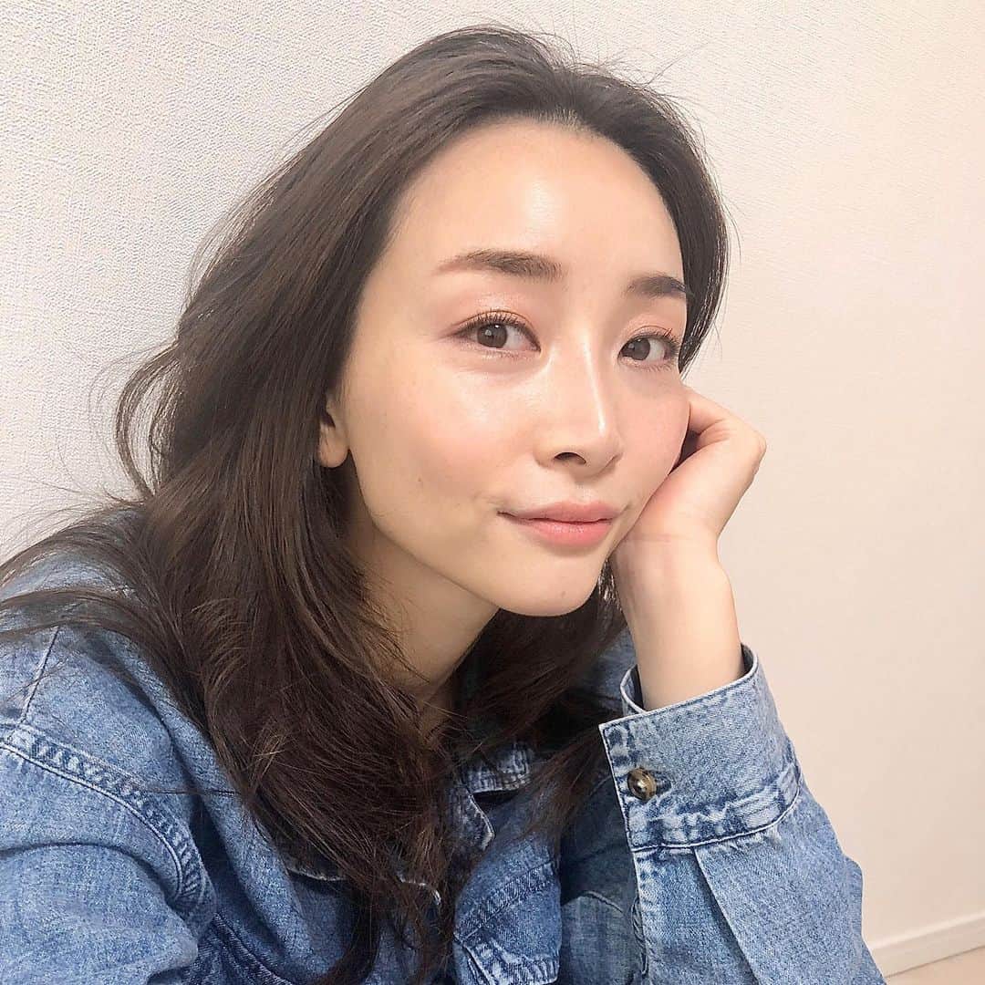 佐々木あさひのインスタグラム：「最近、ファンデなしで下地とコンシーラーだけでベースメイクを仕上げてみてる。新たな領域に入った感🤦🏻‍♀️ 昔だったら考えられないこと。 . 隠したい所はもちろんいっぱいあるけど、隠さない方が自信が持てる時もある。歳を重ねるって不思議だな。」