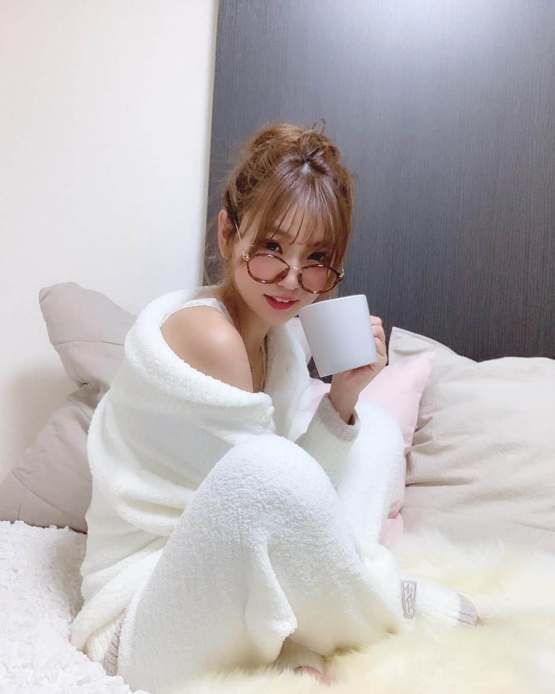 いっちゃん/嶋津 いつみのインスタグラム：「. . 親知らずを引っこ抜きました😢 . . . . 左の上下抜きました…😫💨 . . . でも2本合わせて10分でスポーンと抜いてもらったおかげで たぶん痛みは少ない方かと…✌🏻🧡w . . . . . . 今週土曜にしゃぶしゃぶの予定なので それまでに痛みが消えてくれたら よろこびです🐷🙏🏻❤️ww . . . . . . #関西  #関西サロモ  #サロンモデル #サロモ #いっちゃん  #フリーモデル #関西モデル  #あざといっちゃん #かわいっちゃん #いっちゃんコーデ #ブライダルモデル #アレンジモデル #ヘアカラー  #ヘアアレンジ  #ロングヘア #スーパーロング #ootd #ルームウェア  #パジャマ  #ラデュレ .」