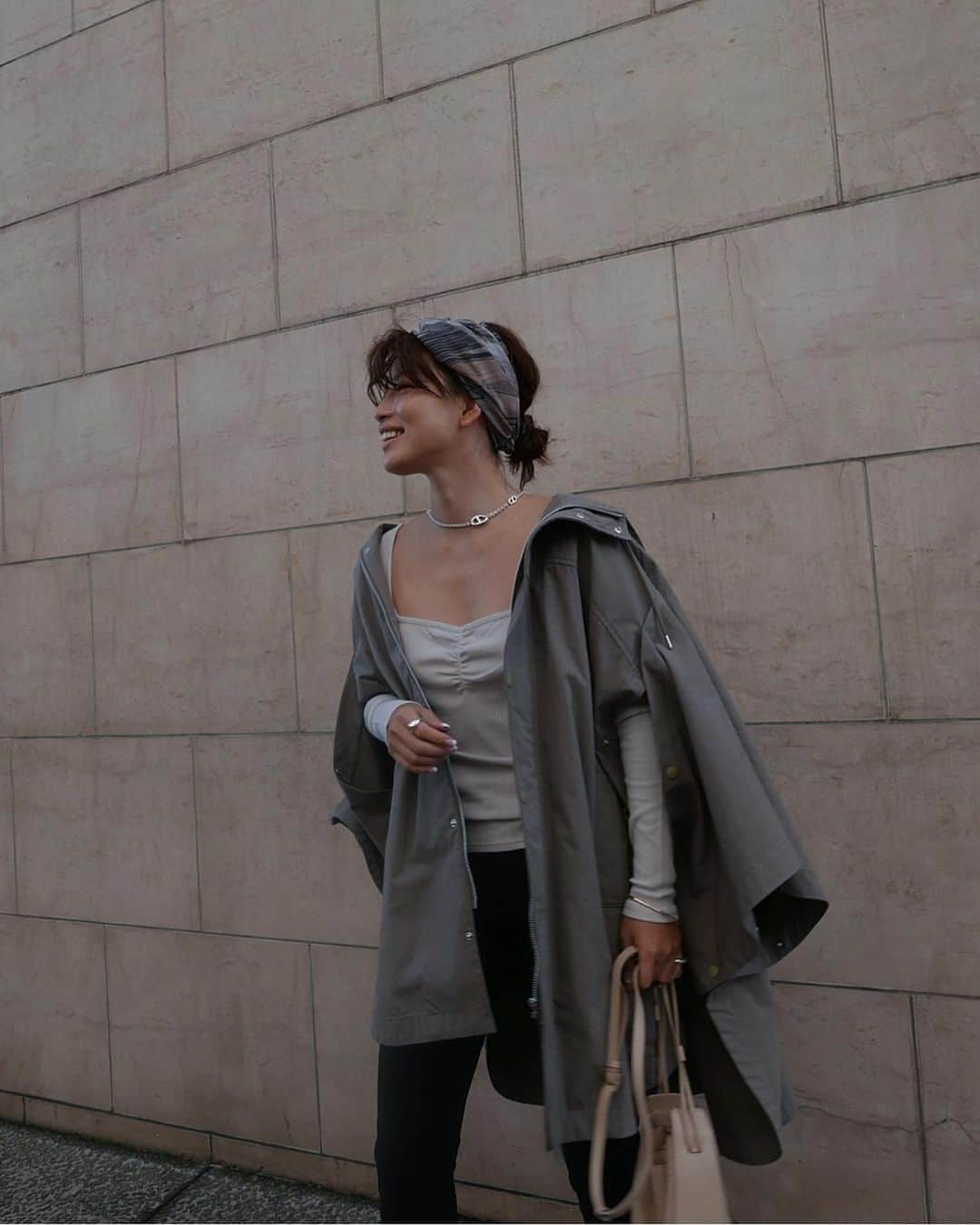 JUNNAのインスタグラム：「ポンチョ😎  tops/ #スクエアネックフロントギャザープルオーバー outer/ #フーデットテントコート scarf/ 4月発売予定 pants/ #acnestudios shoes/ #celine bag/ #therow  #etretokyo #2020etre_ss #BottegaVeneta #大人カジュアル #インナー #キャミソール#カジュアルコーデ#スキニー #春服コーデ #春服#sサイズ#156cm#スカーフ#ヘアアレンジ #アレンジヘア #ボブヘアアレンジ #ボブアレンジ」