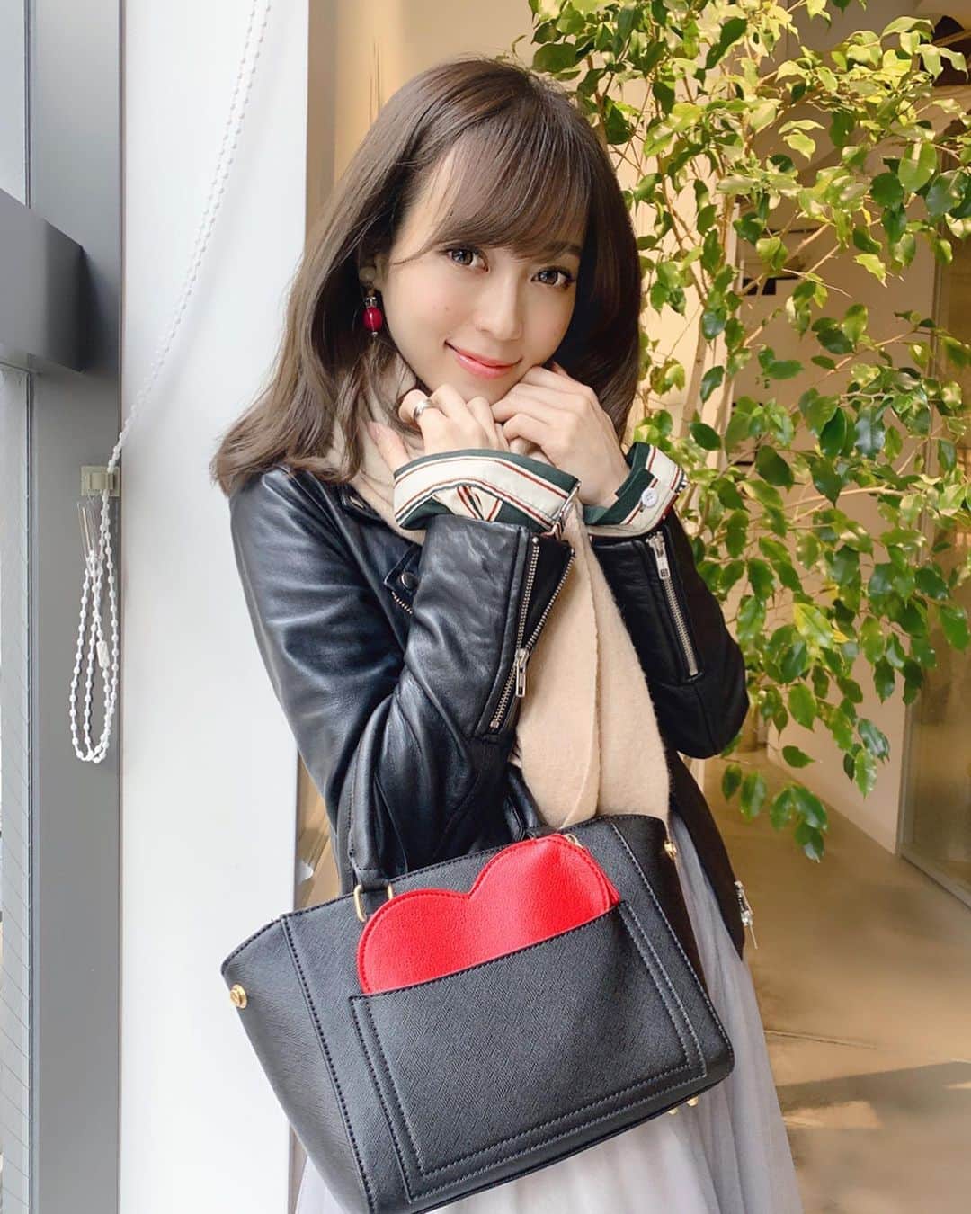 みき みーやんさんのインスタグラム写真 - (みき みーやんInstagram)「久しぶりに神戸でお買い物したー🤤💕 この日暖かかったからちょっと薄着ですw . 持ってるバッグは @miia_official の #ハートインミニバッグ ♡ 一足お先に持たせていただきました♡ ねぇ、やばい。めっちゃ可愛い笑 . チラッと見えてる赤のハートはポーチで めっちゃいいアクセントになってて🥺 これぞMIIAって感じ❤️ . このハートシリーズは10周年を記念した復刻した商品で 今日２月４日から発売だよ！🙃 . . バックの他にもハートシリーズのお洋服や小物が あって可愛くて目移りしちゃう🤤💕笑 . . バッグもそうやけど可愛い物を身につけると それだけでうきうきわくわくするし １日のテンションが変わるよねぇ♡ . MIIA好きすぎる🤤 . . #miia#10vemiia#ライダースコーデ#ミーア#可愛い#ハート#kobe#神戸#バッグ#ミディアムヘア#チュールスカート#冬コーデ#love#winter#ライダースジャケット#ライダース#좋아요#좋아요그램#오오티디#먹스타그램#맛스타그램#패션스타그램#셀카」2月4日 20時49分 - mi_yan0101