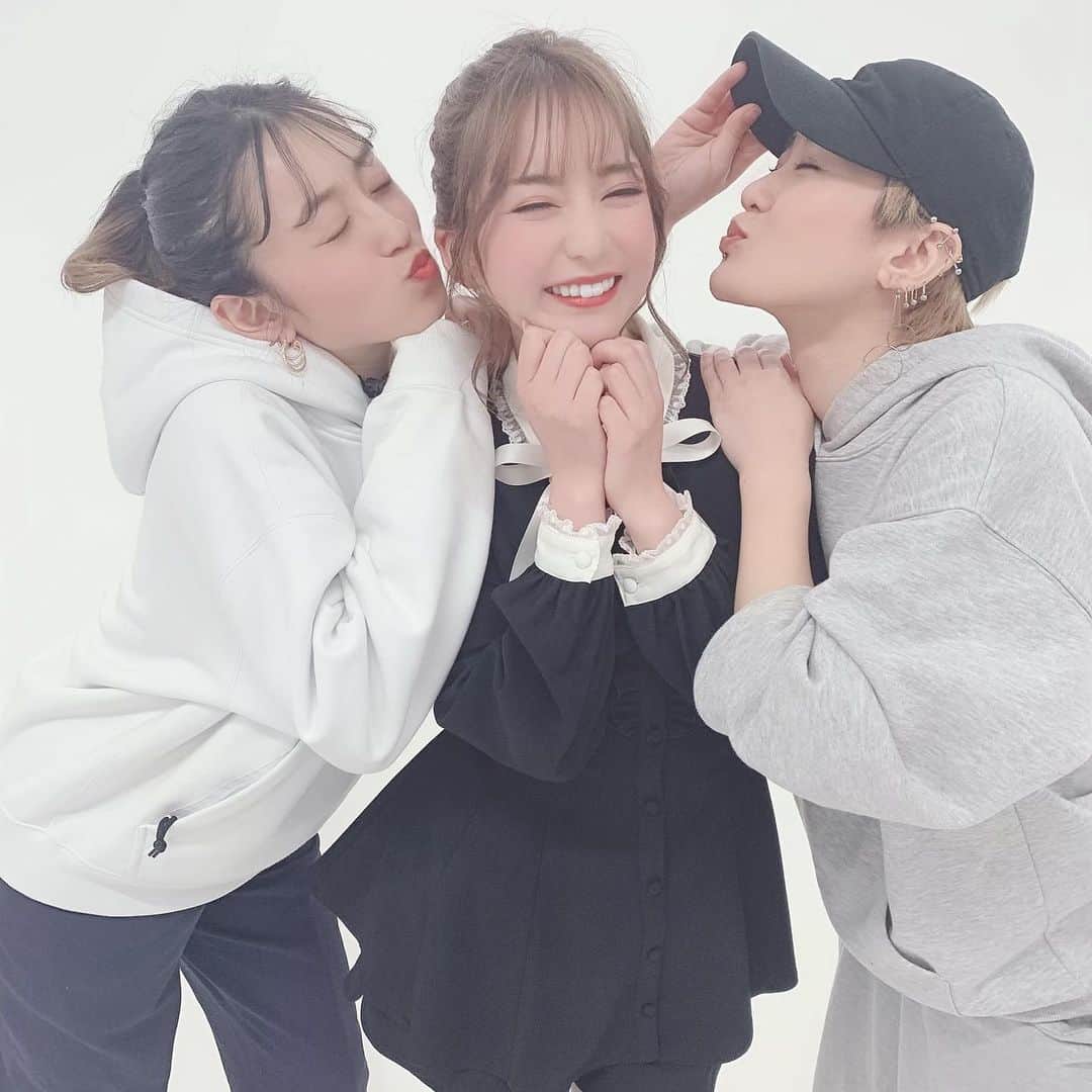 堀尾実咲のインスタグラム：「スタイリストのさわさんとヘアメイクのえみちゃん☺️ 長いお付き合いになって参りました🐭  今年もなかよしや٩( ᐛ )وんぱっ」