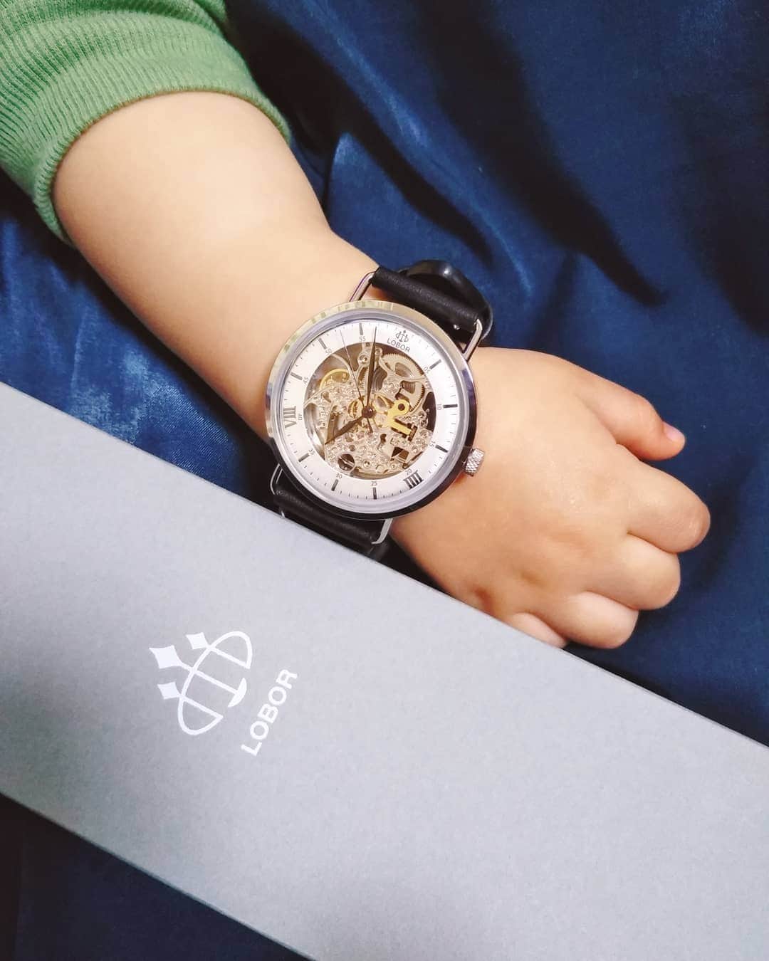 たんこのインスタグラム：「#PR 記事です。  LOBOR JAPAN様（ @loborjapan ）より、またまた素敵な時計を頂いてしまいました！ 男心をくすぐるデザインに、夫が虎視眈々と狙いを定めています… 男性が着けても女性が着けても綺麗でカッコいい、本当に素敵な時計です。 ありがとうございました！  https://lobor.jp/  クーポンコード【keimi116】使用で10パーセントオフになります。 (クーポン使用期限は本日より1年間)  #lobor #ロバー #腕時計 #時計 #手元倶楽部 #スケルトン #スチームパンク #ちぎりパン から #スティックパン へ…」