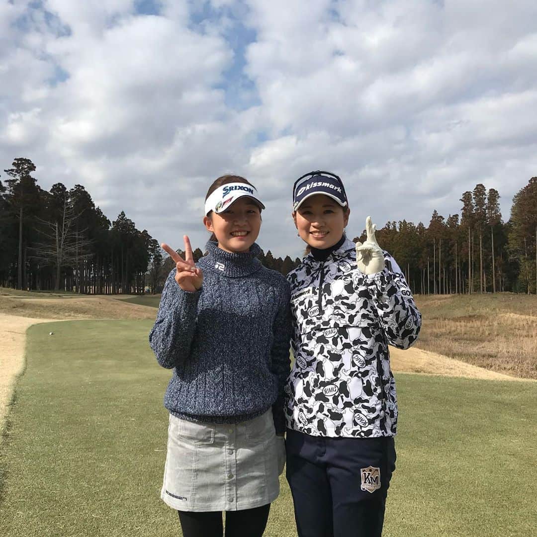 川満陽香理のインスタグラム：「ロサーセン桃子ちゃんとロサーセン横田さんと⛳️🏌️‍♀️🏌️‍♂️ 楽しくてあっという間のゴルフでした‼️ 恥ずかしいから滅多にスイング載せないけど、カラスのカァカァ具合が面白かったから載せます🤣  #kissmark #でも私は今年 #kolwin」
