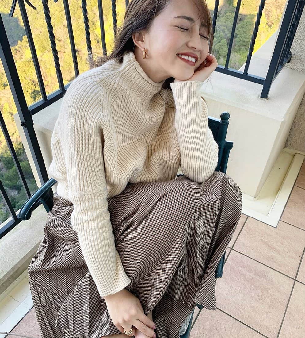 のインスタグラム：「🌬🏔🌞 ホワイトニングは @hana.intelligence.udc 🦷 びっくりするぐらい綺麗で、 最先端な歯医者。😳 先生も優しくて、とっても丁寧に 説明してくださるので安心。 また今週行くよ〜〜🤍 . #ホワイトニング #hanaintelligence」