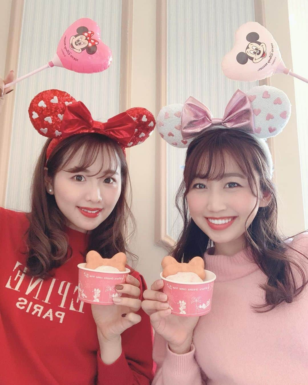 SHIHORINのインスタグラム：「♡﻿ ﻿ ﻿ ❤️𝐑𝐞𝐝 × 𝐏𝐢𝐧𝐤💗﻿ ﻿ ﻿ #disneyland #tokyodisneyland #tokyodisneyresort #icecreamcone #minniemouse #disneygram #disneyfood #disneycode #disneyfashion #disneybound #ディズニー#ディズニーランド #東京ディズニーランド #ミニーちゃん #ミニーマウス #ディズニーコーデ #ミニーちゃんコーデ #ミッキー #バレンタイン #ハート #バルーン #ミニーカチューシャ #ディズニーフード #アイスクリーム#ベリーベリーミニー #アイスクリームコーン」