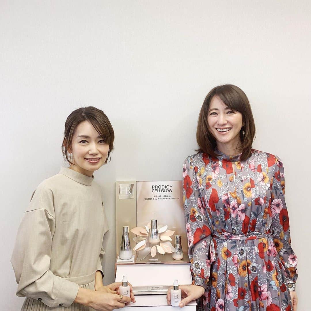 前田ゆかのインスタグラム：「先日、 @helena_rubinstein_jp  2つの新たなグロウアップシリーズ  7年ぶりのリリースとなる ファンデーションの ビューティーセミナーへ @kyokomuto0628 京子さんと一緒に行ってまいりました！ ＊ 2枚目　 独自成分 「スプレム・エーデルワイス」を味方に肌そのものが美しくなったかのようなスキンケア効果を発揮する ＊ 「プロディジーCELグロウエッセンスファンデーション」 2000年2月7日発売 ＊ ＊ ライトな感触でつややかに仕上げながら透明感をアップさせて、紫外線はしっかりブロック ＊ プロディジーCELグロウローズUVベース  2020年4月3日発売 ＊ 3枚目 アジア人の肌にあわせて01〜05まで展開されています。00はハイライターとして様々な肌へ  4枚目　 下半顔のメークを落としてみずみずしいUVベースを塗りファンデーションをあわせました。 まず、フェイスラインにのせてみて 肌馴染みが良かった02番を使用✨ ＊ スキンケアのような伸びの良さとツヤ✨トレーにある02番の量で顔全体塗ることが出来ます✨色ムラなくとにかく塗りやすいフィット感♡  5枚目 仕上がりはヘレナルビンスタインメイクアイテム💄でメイクアップ完成❗️ ＊ ＊ 新しいファンデーション&UVはメークしながらスキンケア効果、つけている感じなくナチュラルな素肌のような仕上がりが思うがままに✨  #helenarubinstein  #prodigycellglow  #プロディジーCELグロウエッセンスファンデーション #プロディジーcelグロウローズuvベース  #神ファンデーション #前田ゆか」