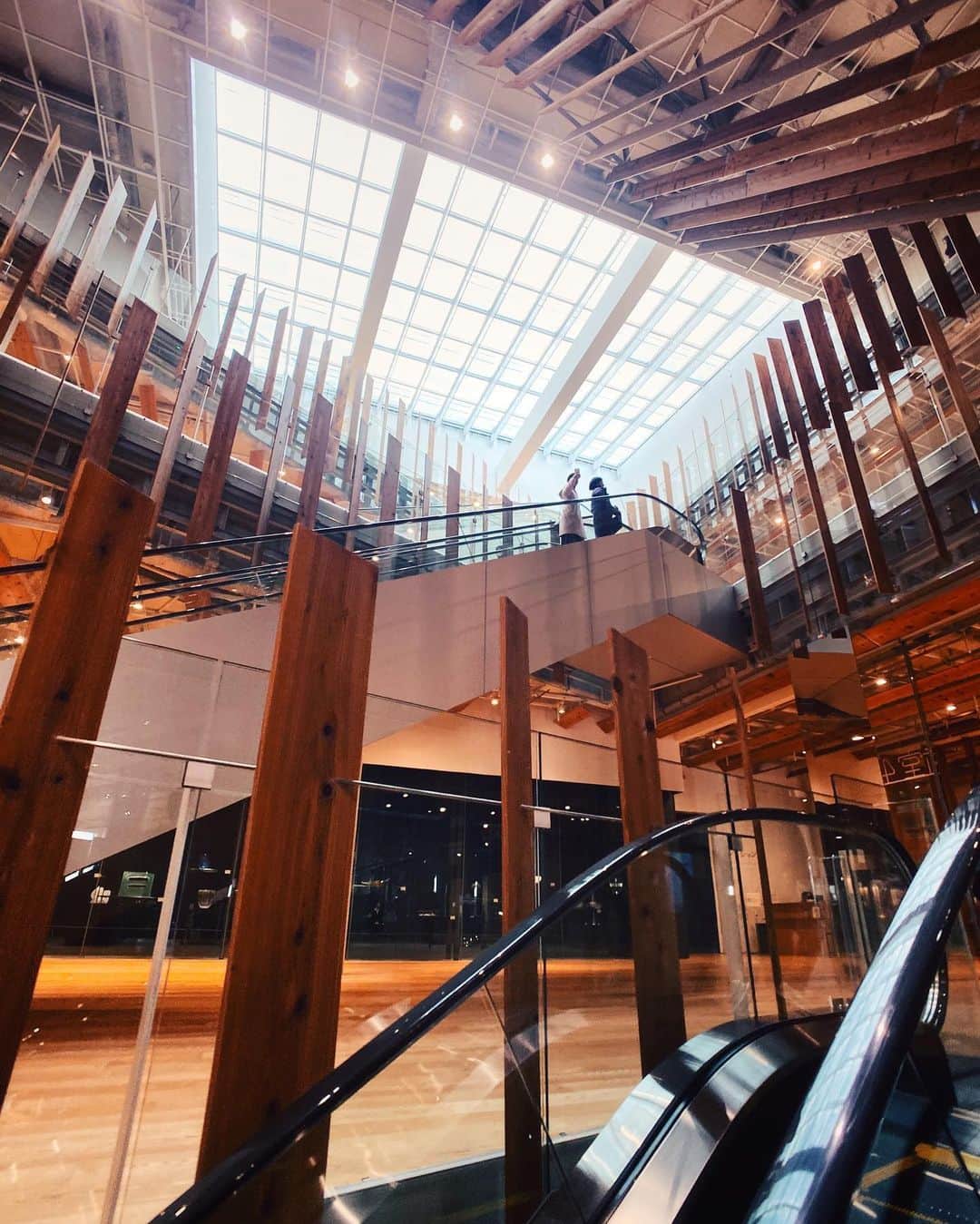 ima_ju / Jun Iのインスタグラム：「. . Woody, and Spiral Void . . 外装は、らしくないな... . . wiz @tokyo_grapher #ShotOn_TG  #ShotoniPhone . WIDE LENS  #TG_Wide . ::」